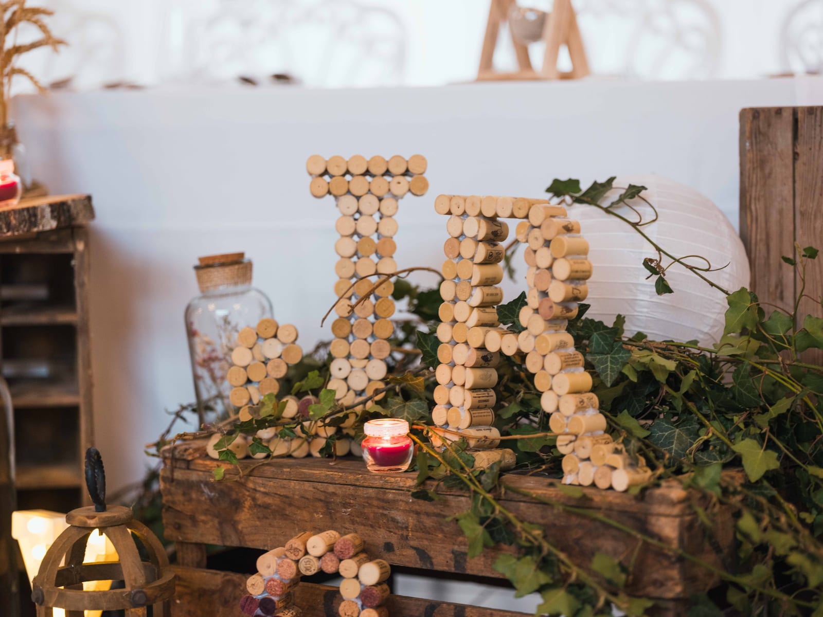 Pièce montée illuminée avec initiales R et J en lettres d'or, mariage Romain et Julie au Domaine des Saules, mariage au Domaine des Saules, par Jean-Baptiste Argyre (Jaysphotography)