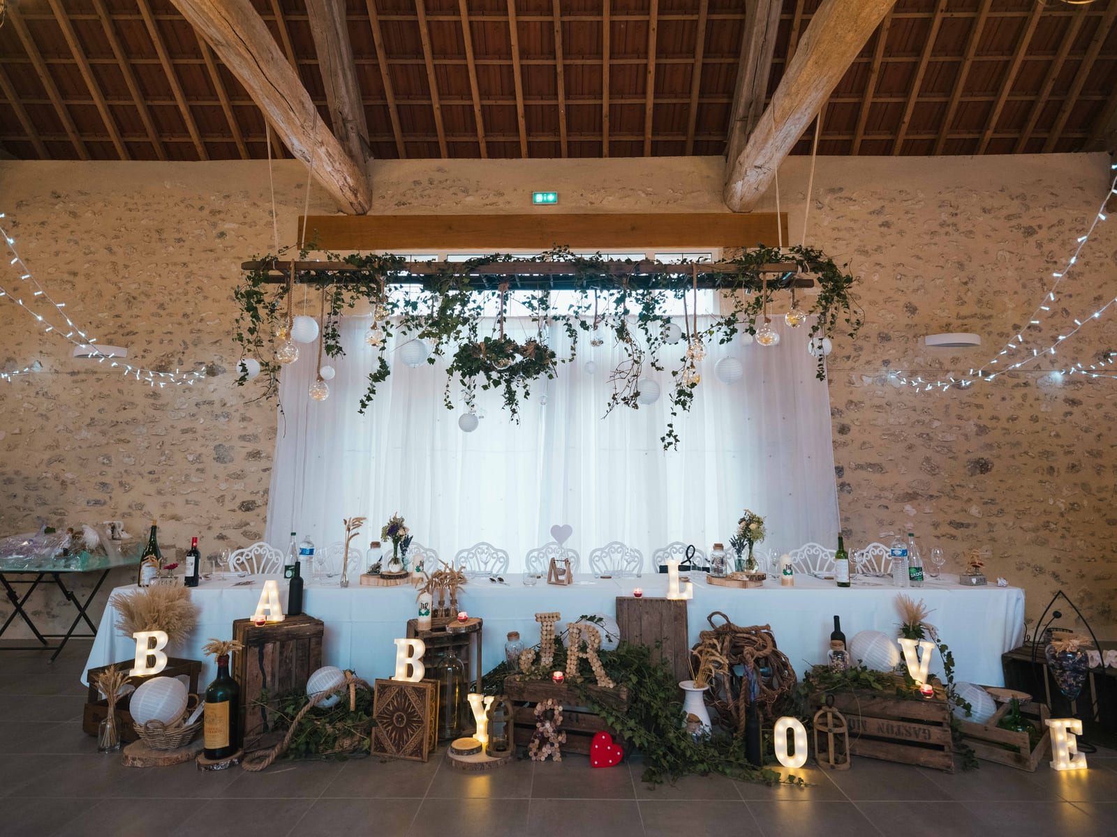 Vue d'ensemble de la salle de réception du Domaine des Saules, guirlandes plafond, mise en place mariage 2023, mariage au Domaine des Saules, par Jean-Baptiste Argyre (Jaysphotography)