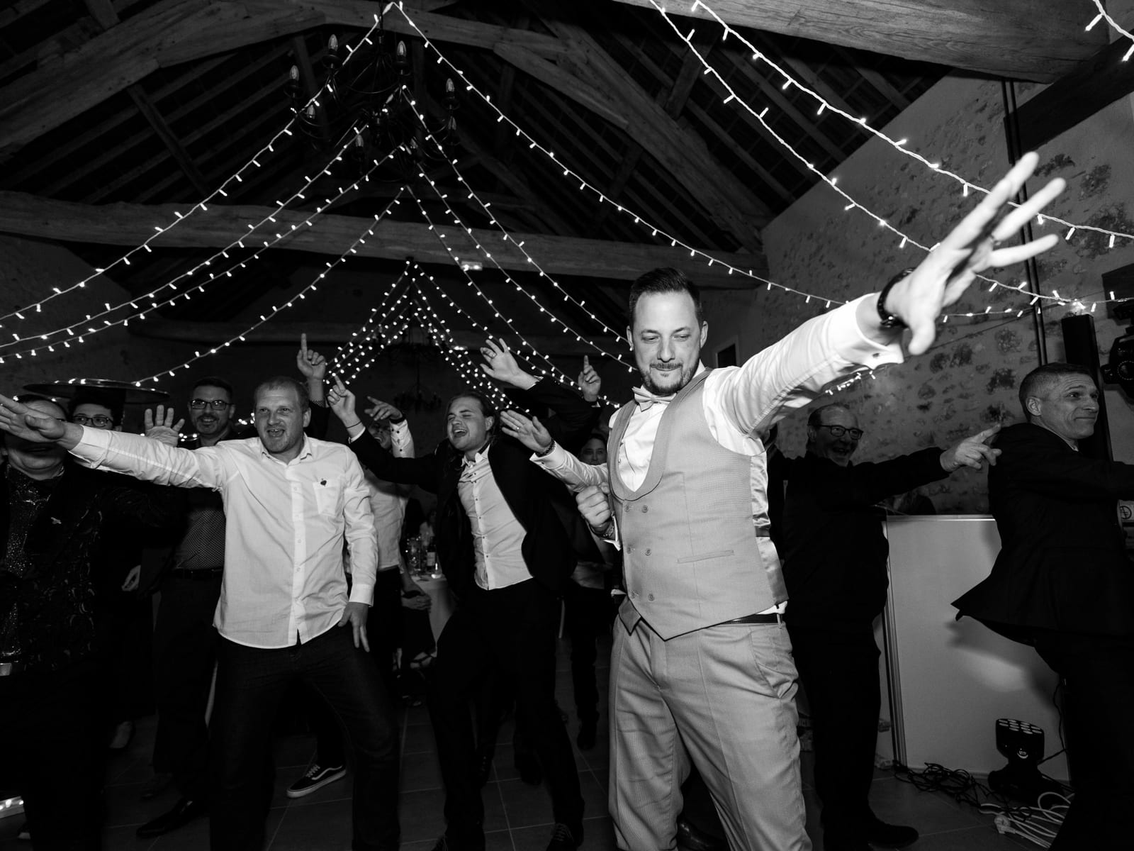 Ouverture de bal en noir et blanc, Romain et Julie au centre de la piste, invités en cercle, Domaine des Saules, mariage au Domaine des Saules, par Jean-Baptiste Argyre (Jaysphotography)