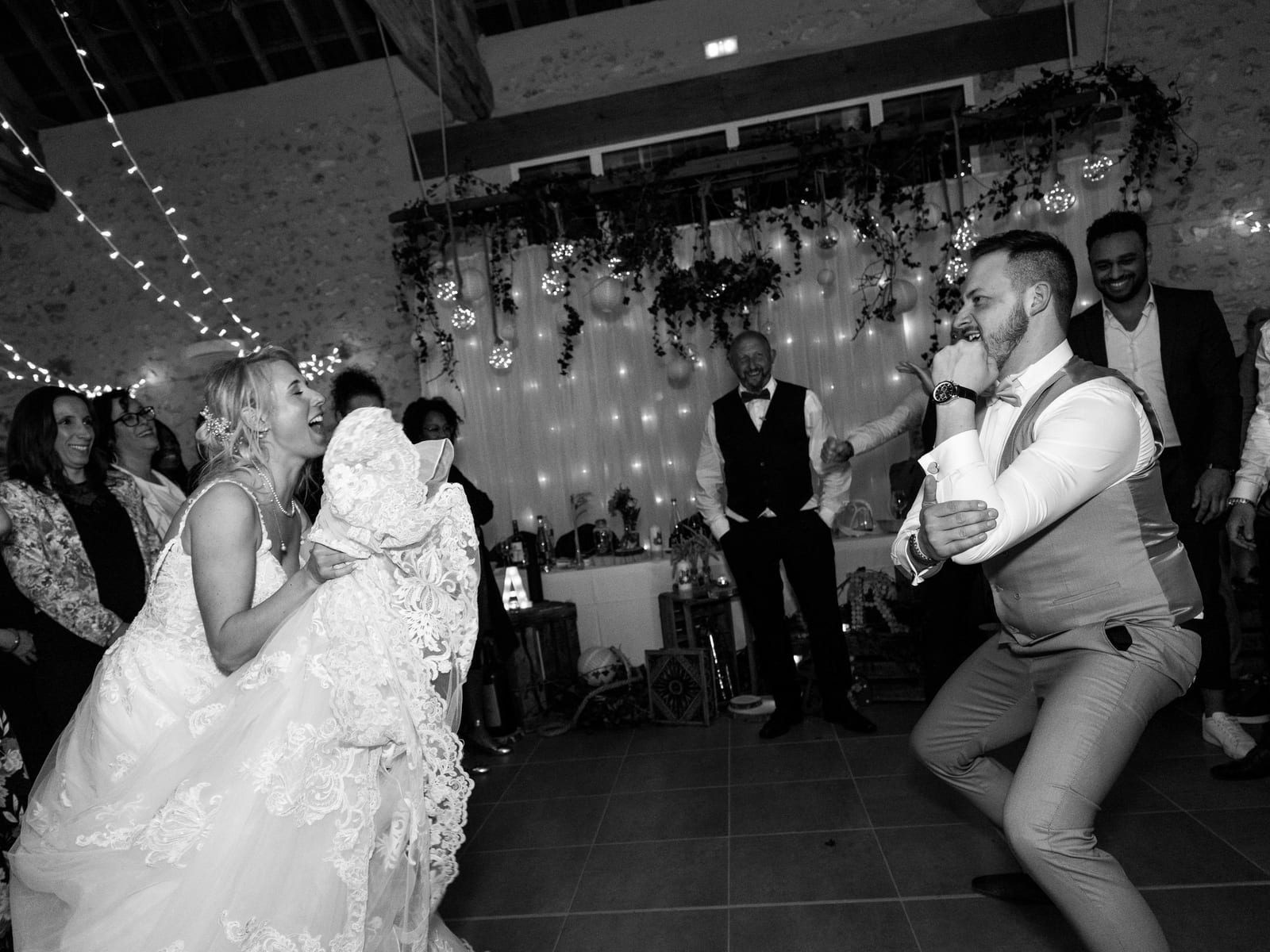 Soirée dansante en noir et blanc, bras levés, ambiance festive, mariage Romain et Julie Domaine des Saules, mariage au Domaine des Saules, par Jean-Baptiste Argyre (Jaysphotography)