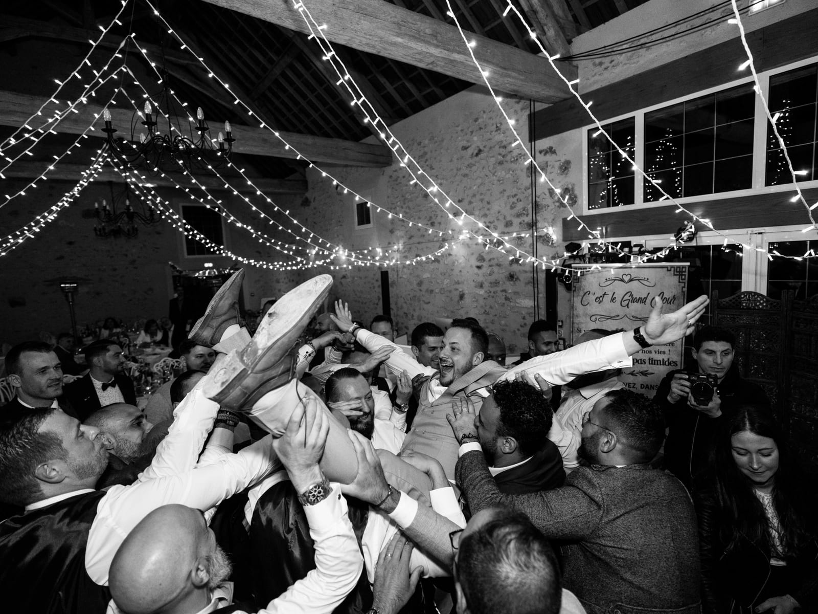 Danse collective lors de la soirée du mariage de Romain et Julie au Domaine des Saules, Jaysphotography, mariage au Domaine des Saules, par Jean-Baptiste Argyre (Jaysphotography)