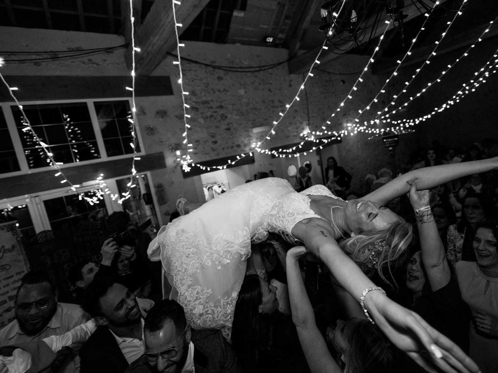 Grand angle soirée dansante en noir et blanc, guirlandes lumineuses plafond, Domaine des Saules Seine-et-Marne, mariage au Domaine des Saules, par Jean-Baptiste Argyre (Jaysphotography)