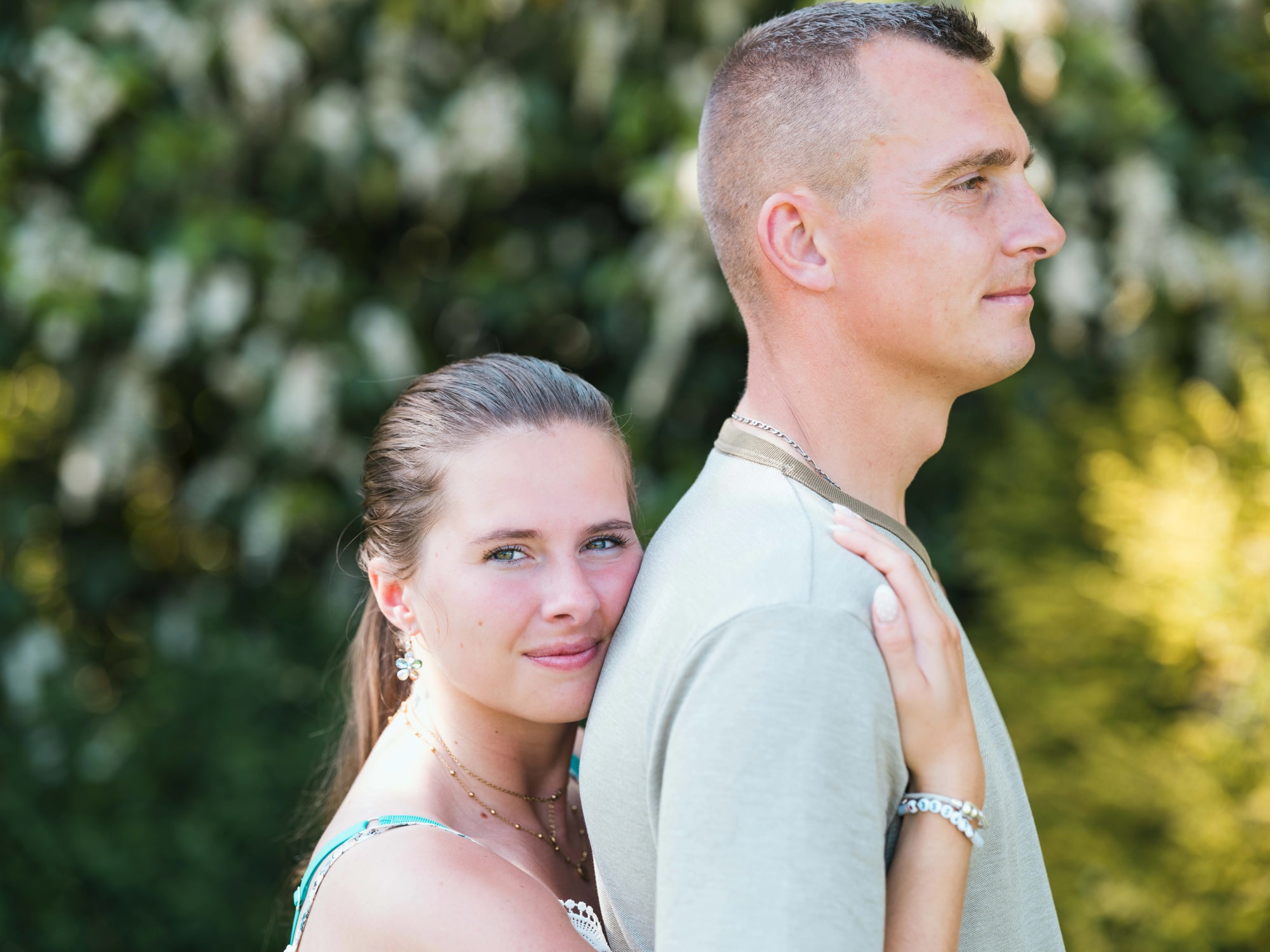 Portrait d'Amélie contre l'épaule de Guillaume dans la végétation, mariage au Le jardin de la famille, avec piscine (Oise), par Jean-Baptiste Argyre (Jaysphotography)