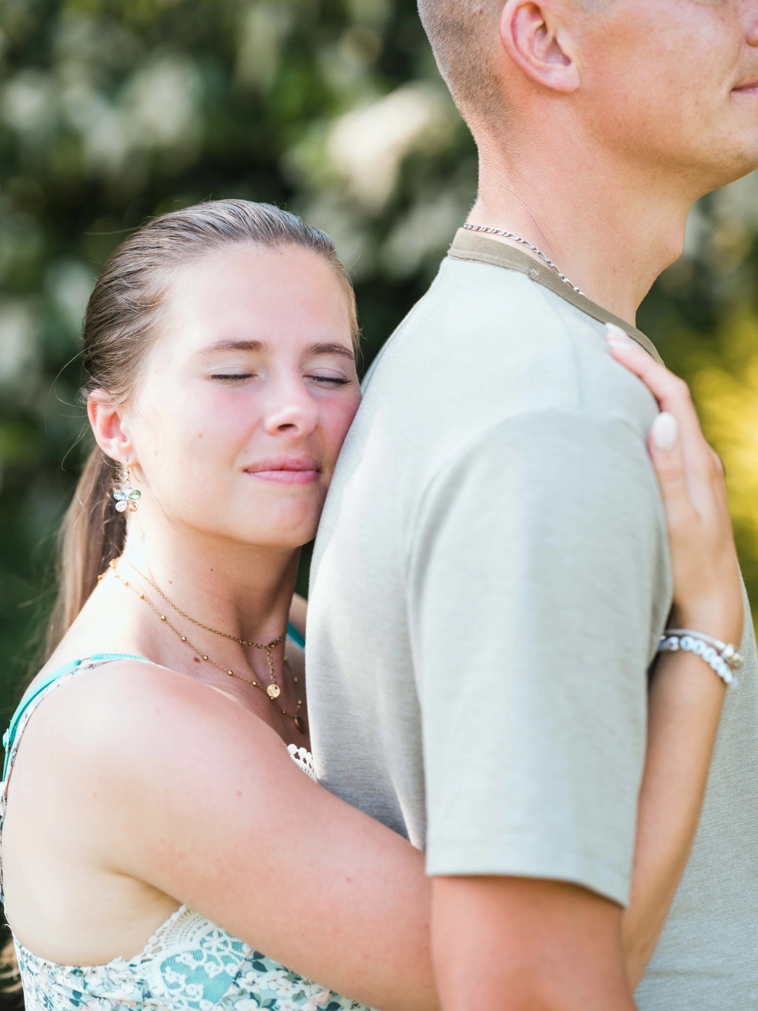 Amélie les yeux fermés contre Guillaume, lumière dorée d'été, mariage au Le jardin de la famille, avec piscine (Oise), par Jean-Baptiste Argyre (Jaysphotography)