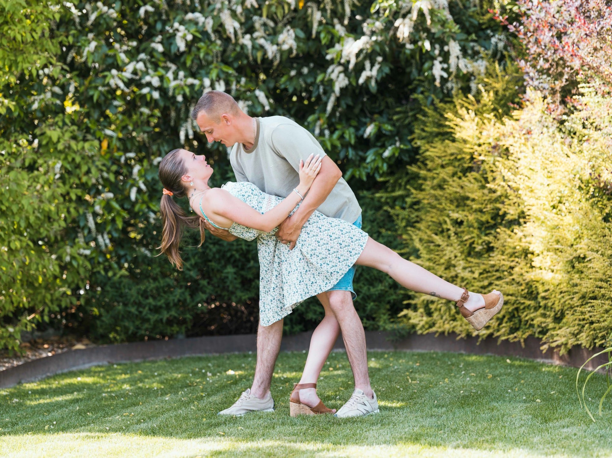 Porté dansé d'Amélie et Guillaume devant les arbres du jardin, mariage au Le jardin de la famille, avec piscine (Oise), par Jean-Baptiste Argyre (Jaysphotography)