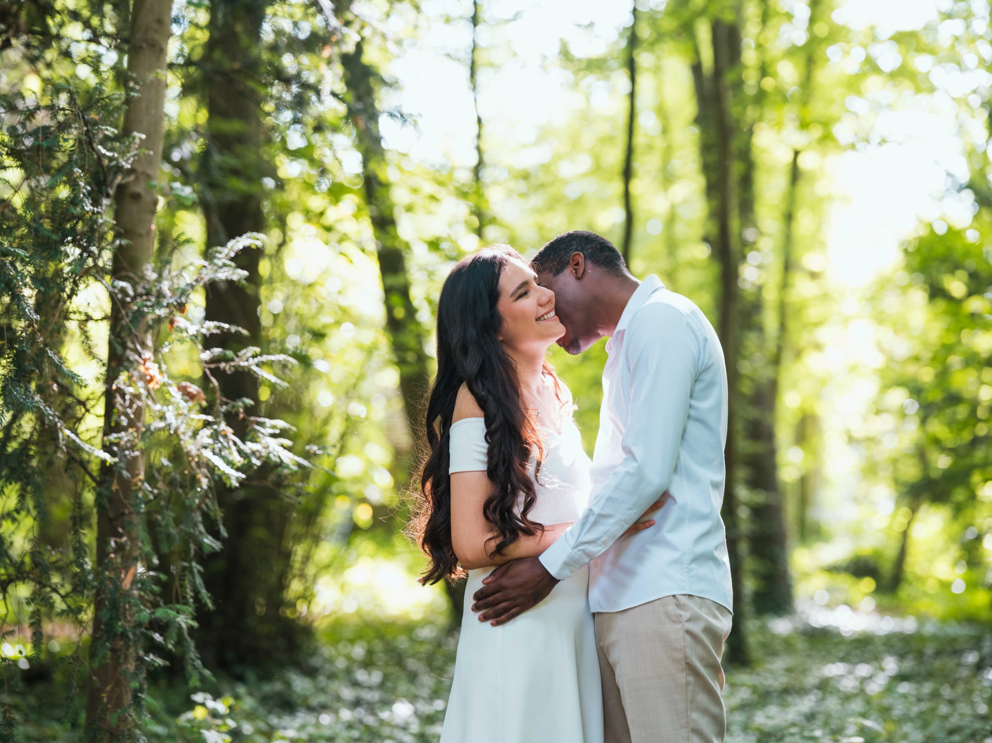 Cindy et Printis enlacés dans la lumière du sous-bois de Lamorlaye, mariage au Château de Lamorlaye, par Jean-Baptiste Argyre (Jaysphotography)