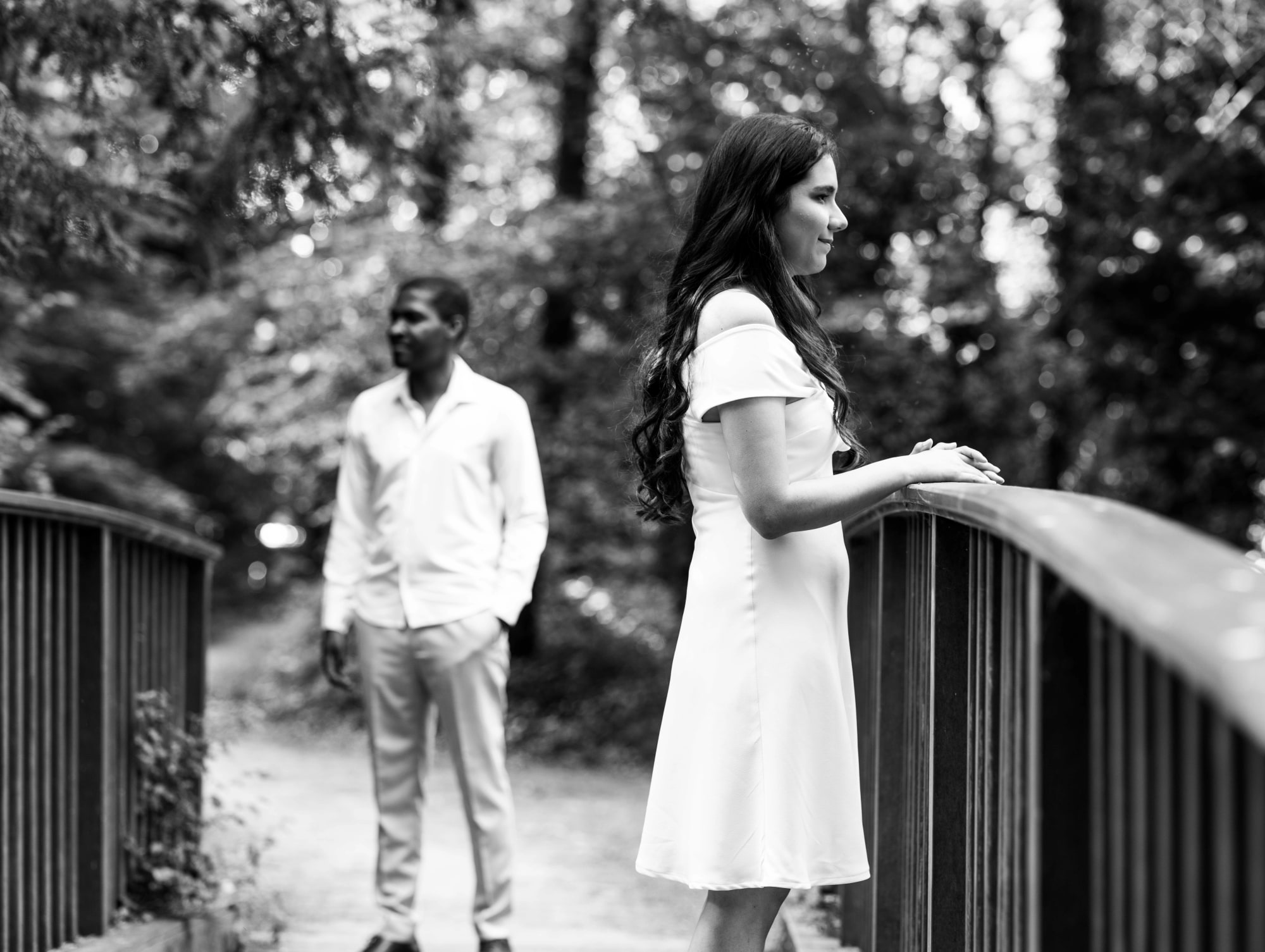 Le couple de part et d'autre du pont de bois, en noir et blanc, mariage au Château de Lamorlaye, par Jean-Baptiste Argyre (Jaysphotography)