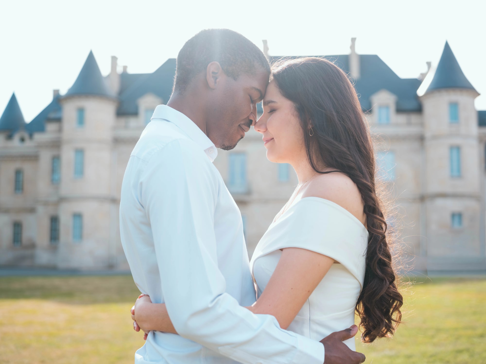 Cindy et Printis front contre front devant les tourelles du Château de Lamorlaye, mariage au Château de Lamorlaye, par Jean-Baptiste Argyre (Jaysphotography)