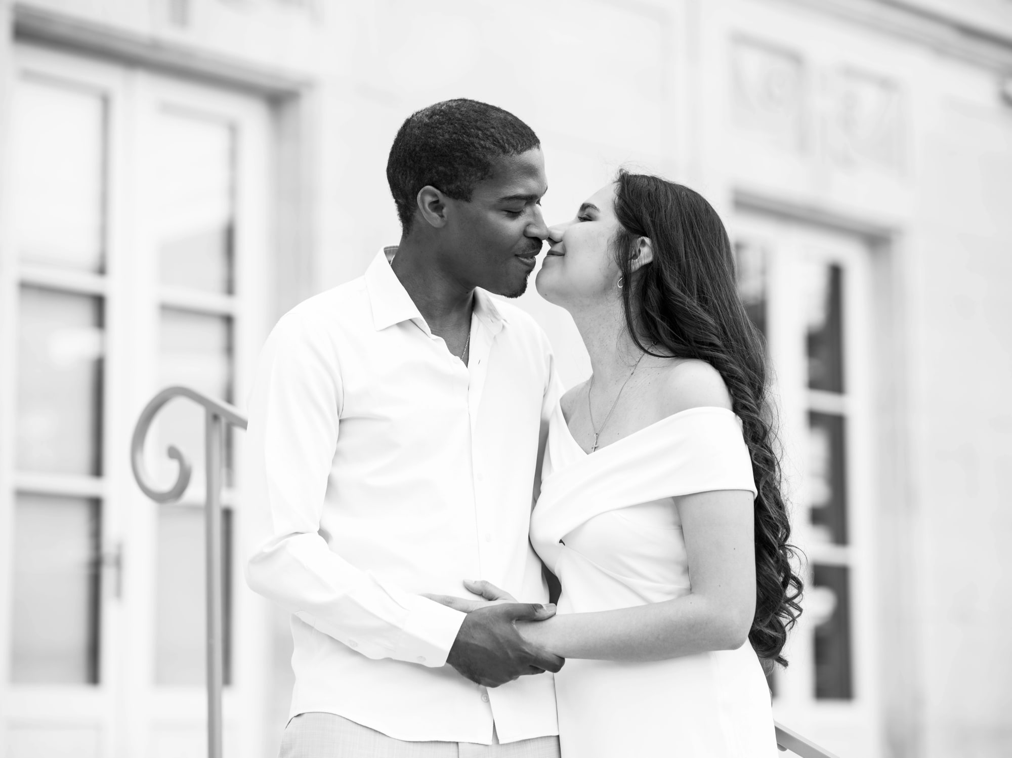 Baiser du couple près de la pierre claire, en noir et blanc, mariage au Château de Lamorlaye, par Jean-Baptiste Argyre (Jaysphotography)