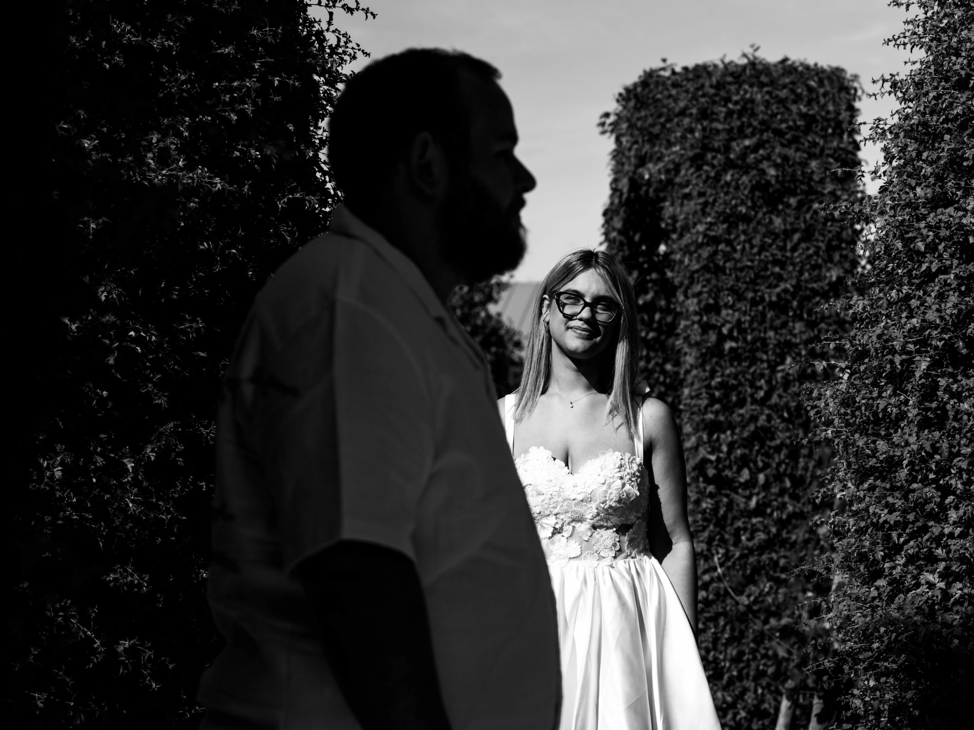 Portrait en clair-obscur du couple le long des haies de la Maladrerie, mariage au Maladrerie Saint-Lazare (Beauvais), par Jean-Baptiste Argyre (Jaysphotography)