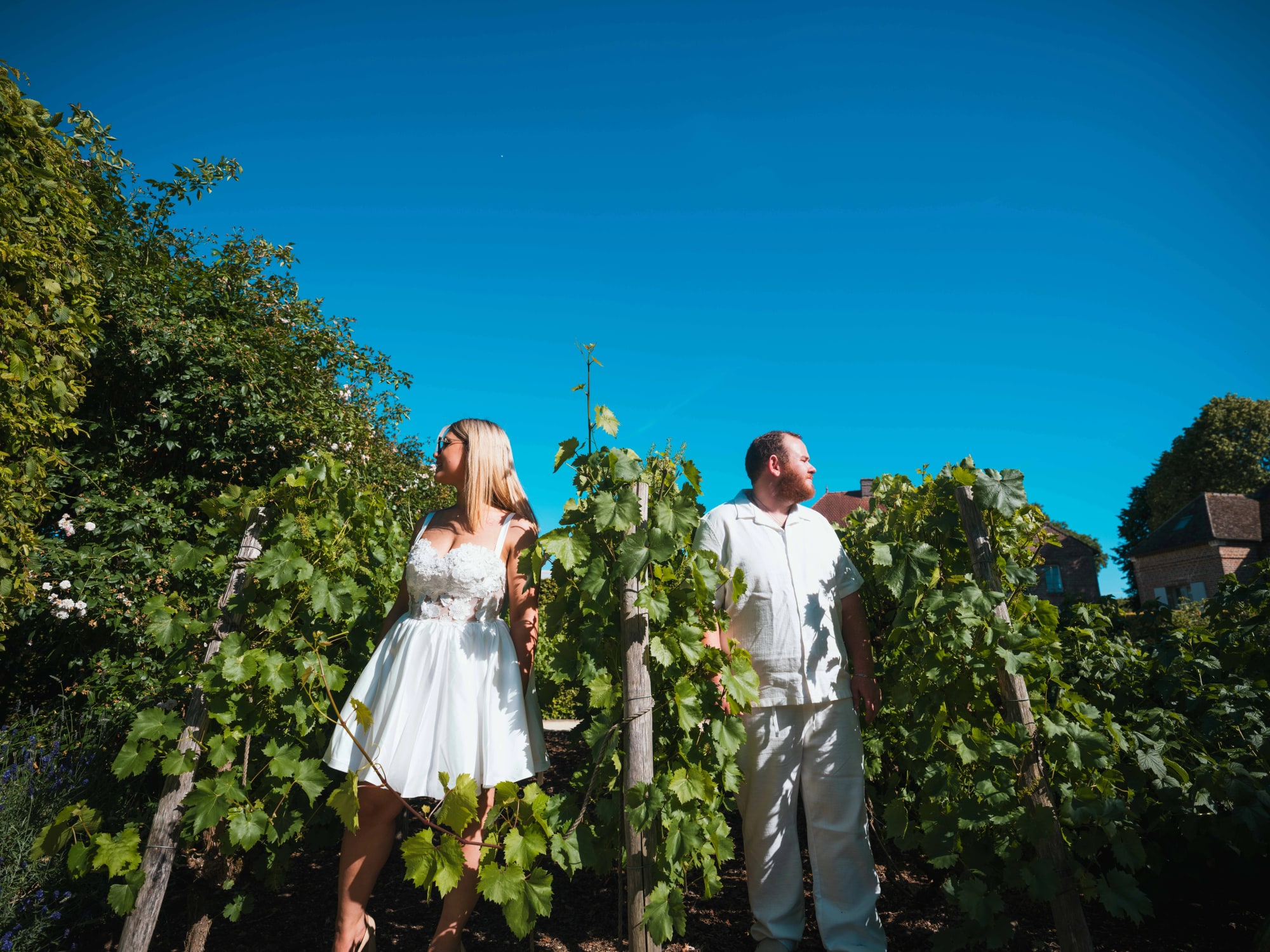Kazia et Lucas entre les rangs de vigne sous le ciel bleu de Beauvais, mariage au Maladrerie Saint-Lazare (Beauvais), par Jean-Baptiste Argyre (Jaysphotography)