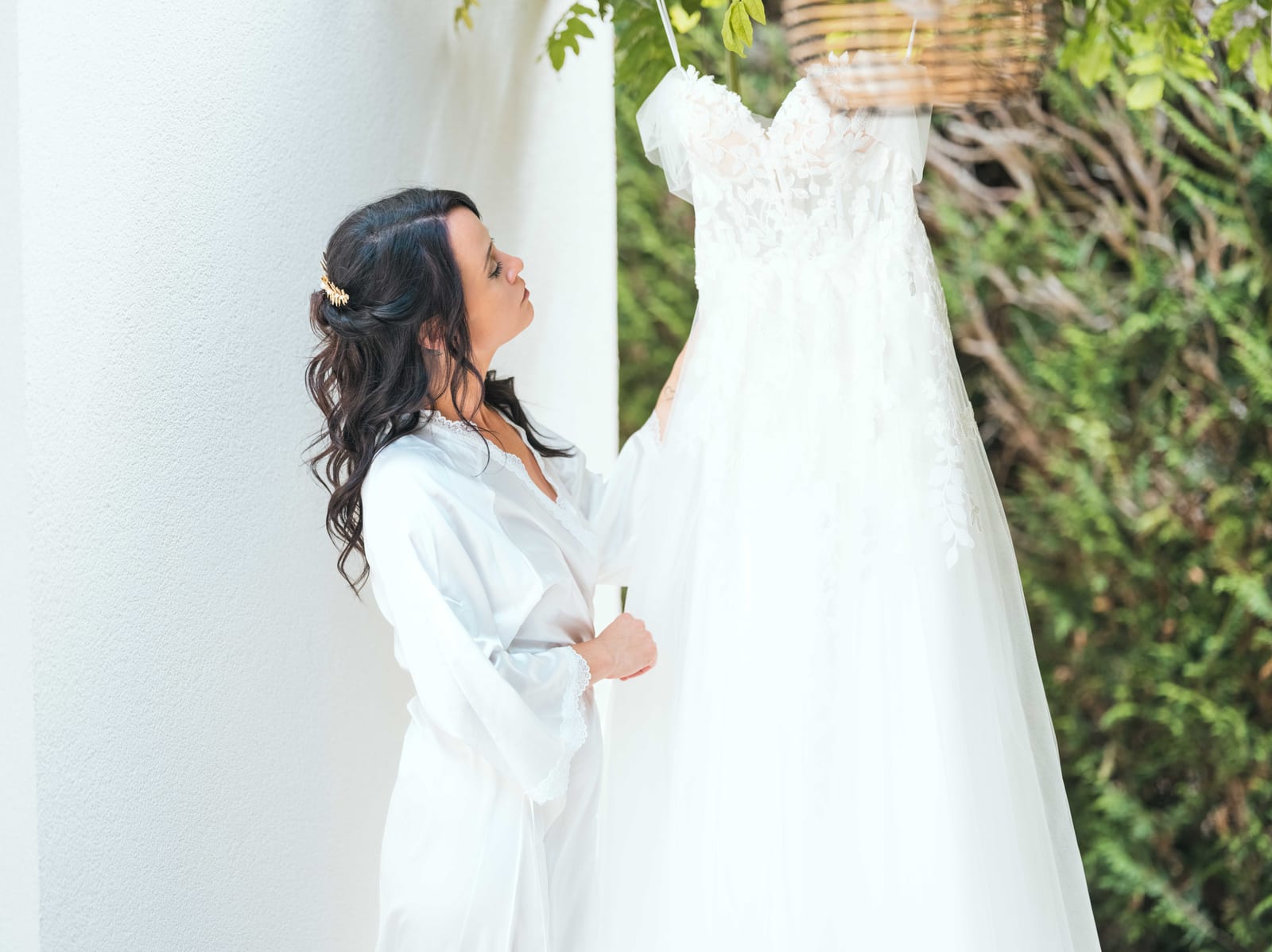 La robe de mariée accrochée, portrait de Stéphanie en peignoir à Seugy, mariage au Château de la Houssoye, par Jean-Baptiste Argyre (Jaysphotography)