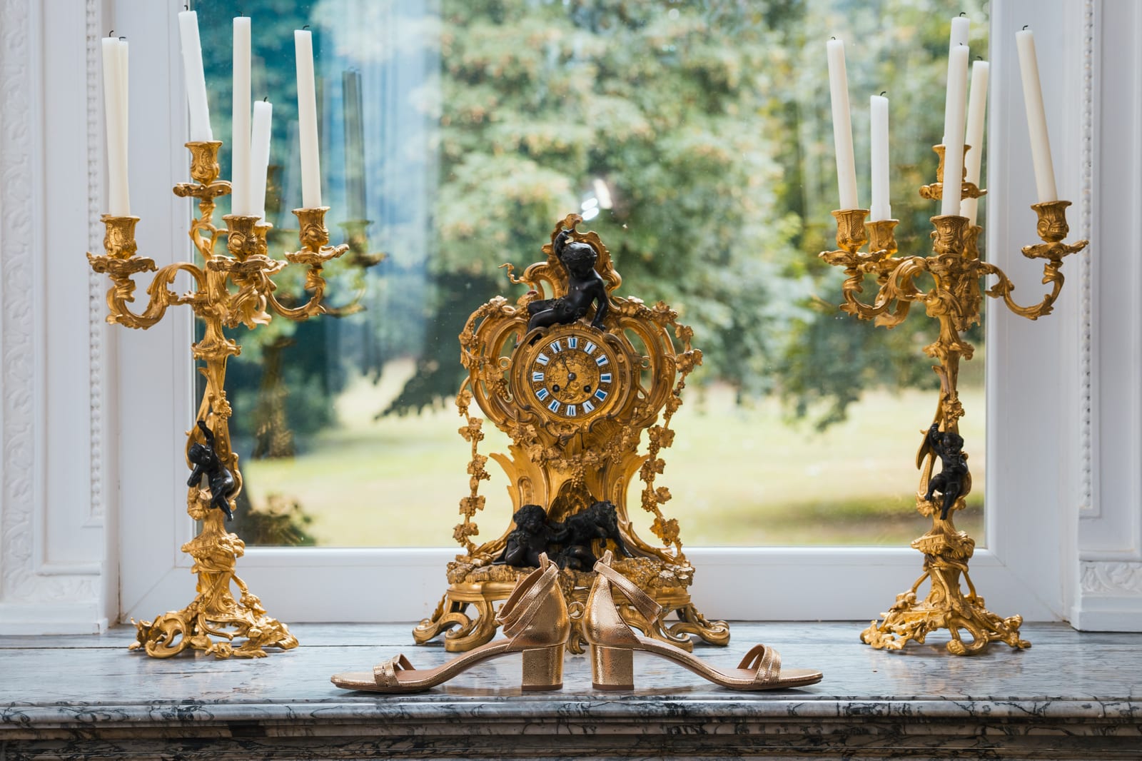 Chandelier doré dans une pièce intérieure du Château des Granges, décor de préparatifs de mariage en Oise, photo Jaysphotography., mariage au Château des Granges, par Jean-Baptiste Argyre (Jaysphotography)