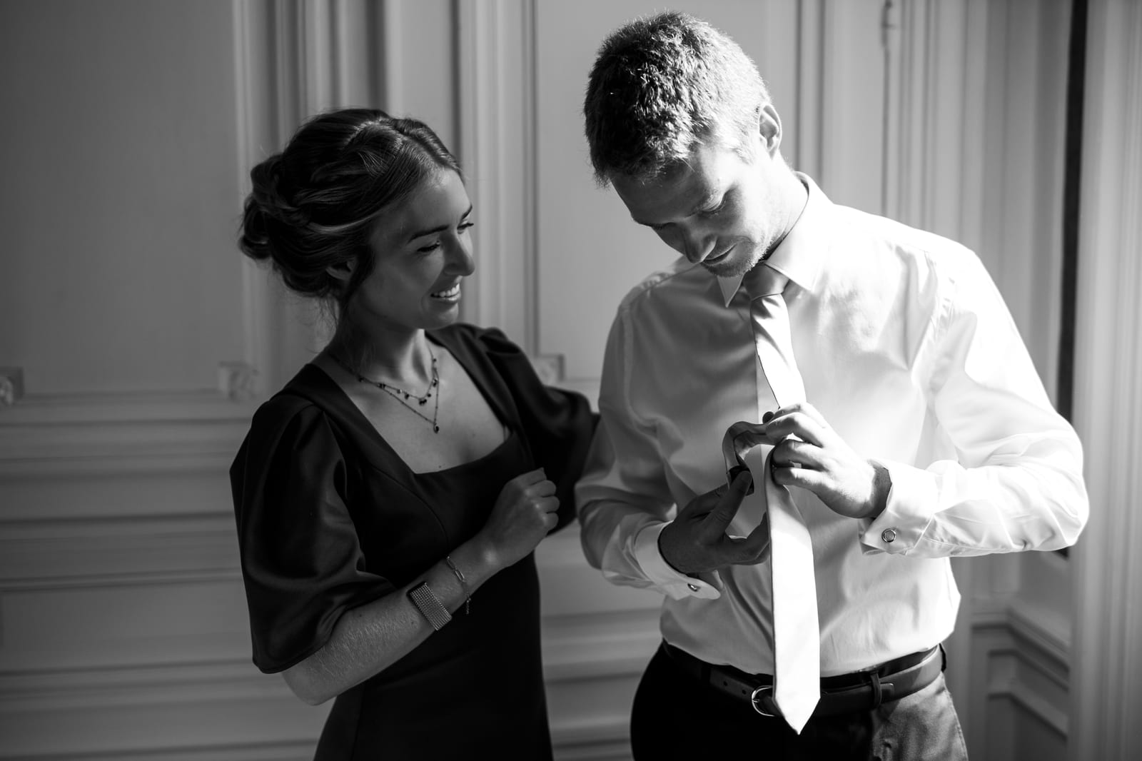 Aide à l'habillage du marié Thomas lors des préparatifs au Château des Granges (Oise), photo Jaysphotography., mariage au Château des Granges, par Jean-Baptiste Argyre (Jaysphotography)