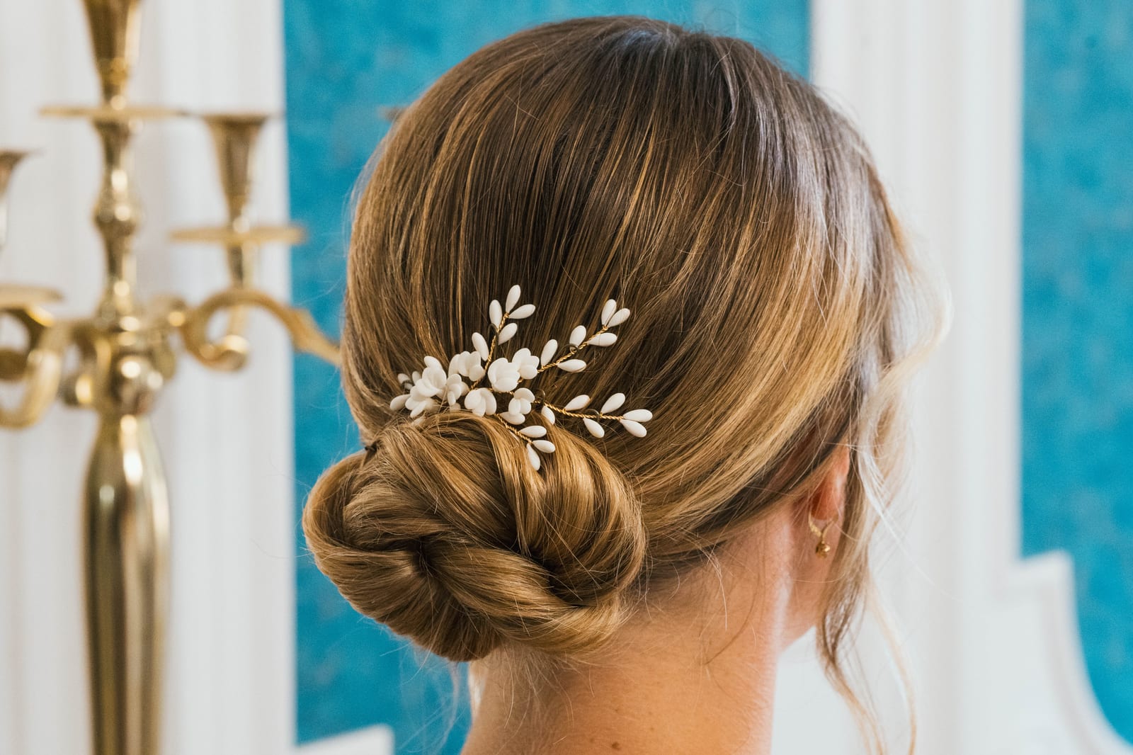Chignon d'Inès avec accessoire floral, préparatifs mariage au Château des Granges (Oise), photo Jaysphotography., mariage au Château des Granges, par Jean-Baptiste Argyre (Jaysphotography)