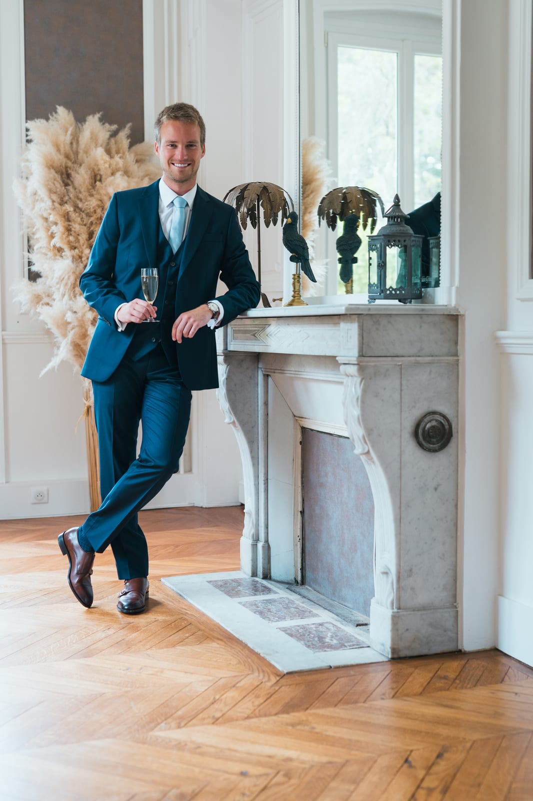 Thomas le marié debout devant une cheminée intérieure élégante du Château des Granges, portrait Jaysphotography., mariage au Château des Granges, par Jean-Baptiste Argyre (Jaysphotography)