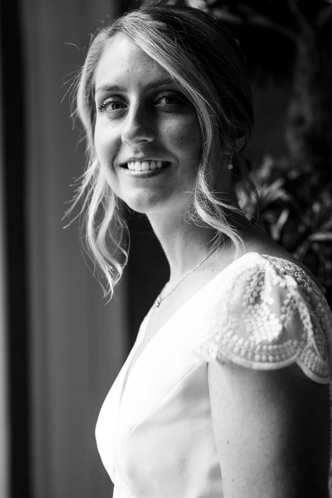 Portrait en noir et blanc d'Inès souriant, extérieur du Château des Granges (Oise), photo Jaysphotography., mariage au Château des Granges, par Jean-Baptiste Argyre (Jaysphotography)