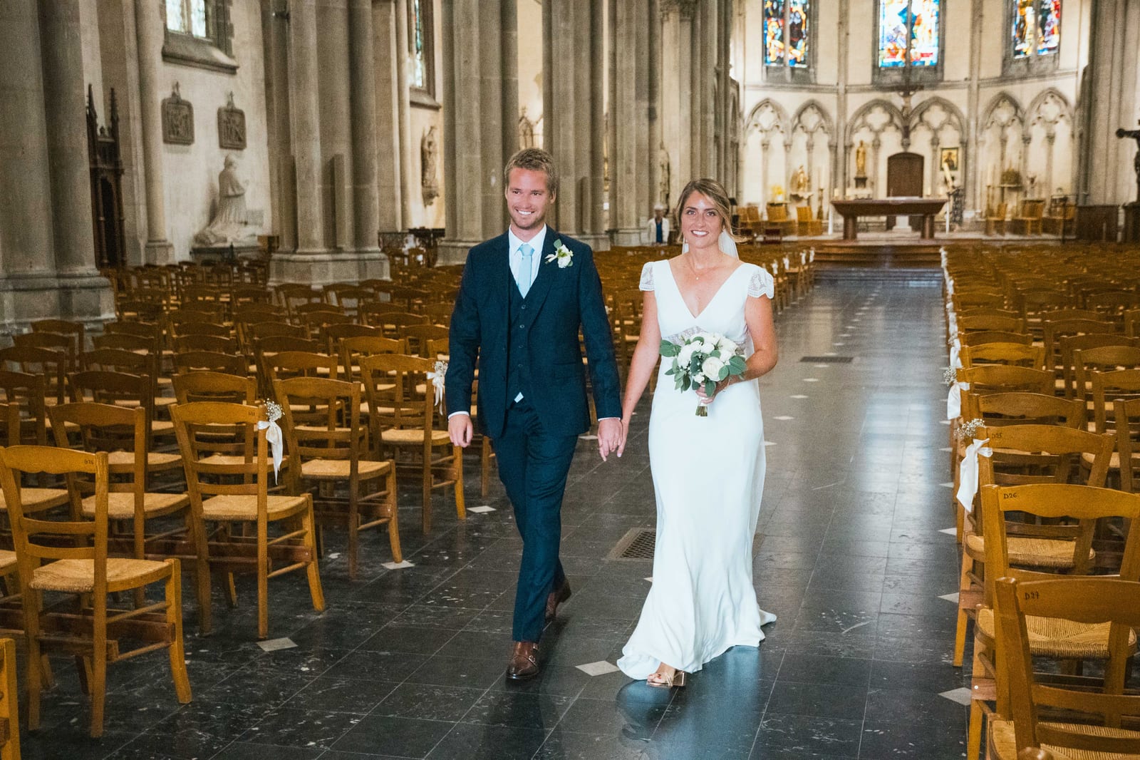 Thomas et Inès dans le couloir aux chaises dorées du Château des Granges lors de la cérémonie, plan large, Jaysphotography., mariage au Château des Granges, par Jean-Baptiste Argyre (Jaysphotography)