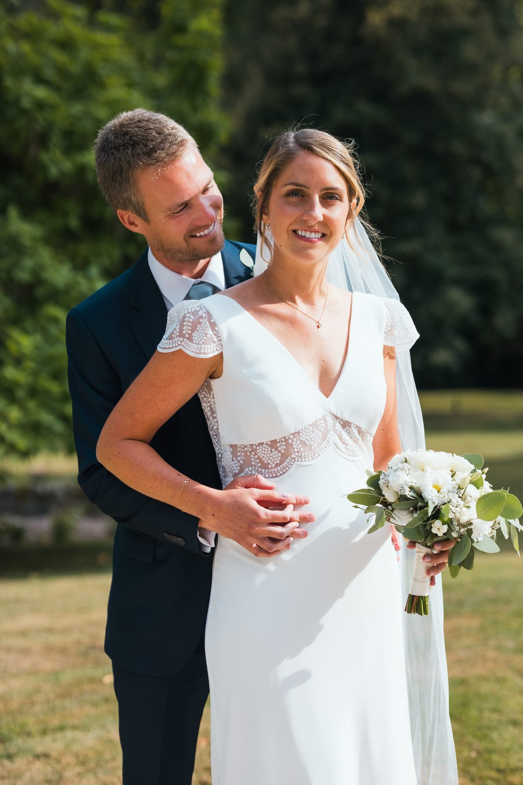 Thomas et Inès dans le parc du Château des Granges, regard croisé, cérémonie laïque, photo Jaysphotography., mariage au Château des Granges, par Jean-Baptiste Argyre (Jaysphotography)