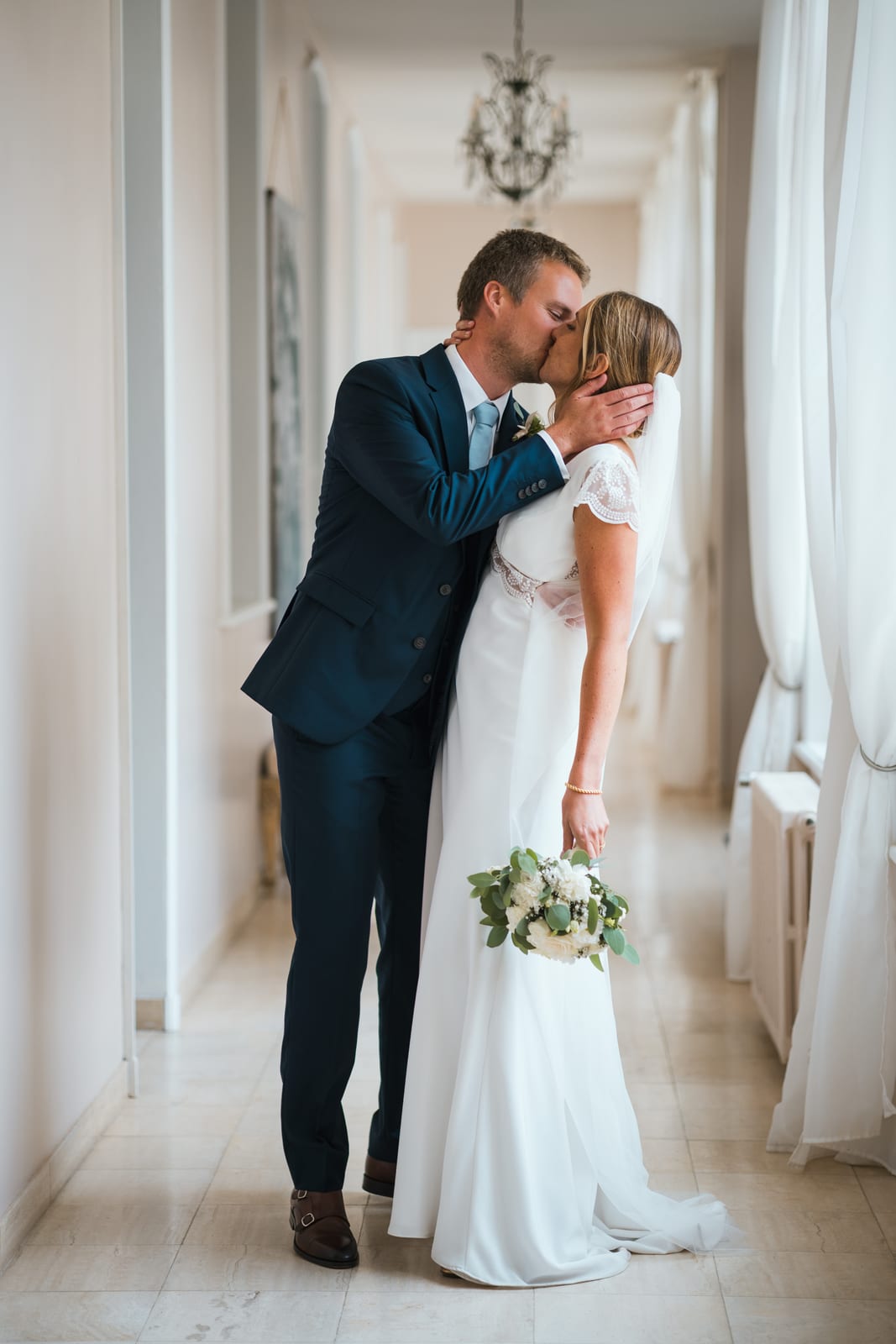 Couple en proximité dans une pièce intérieure lumineuse du Château des Granges (Oise), photo Jaysphotography., mariage au Château des Granges, par Jean-Baptiste Argyre (Jaysphotography)