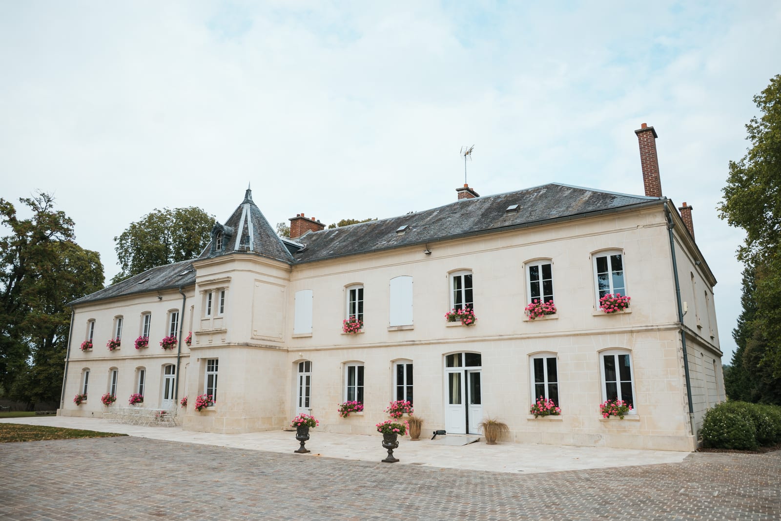 Façade principale du Château des Granges vue depuis le parc, lumière d'été, mariage Thomas et Inès, Jaysphotography., mariage au Château des Granges, par Jean-Baptiste Argyre (Jaysphotography)