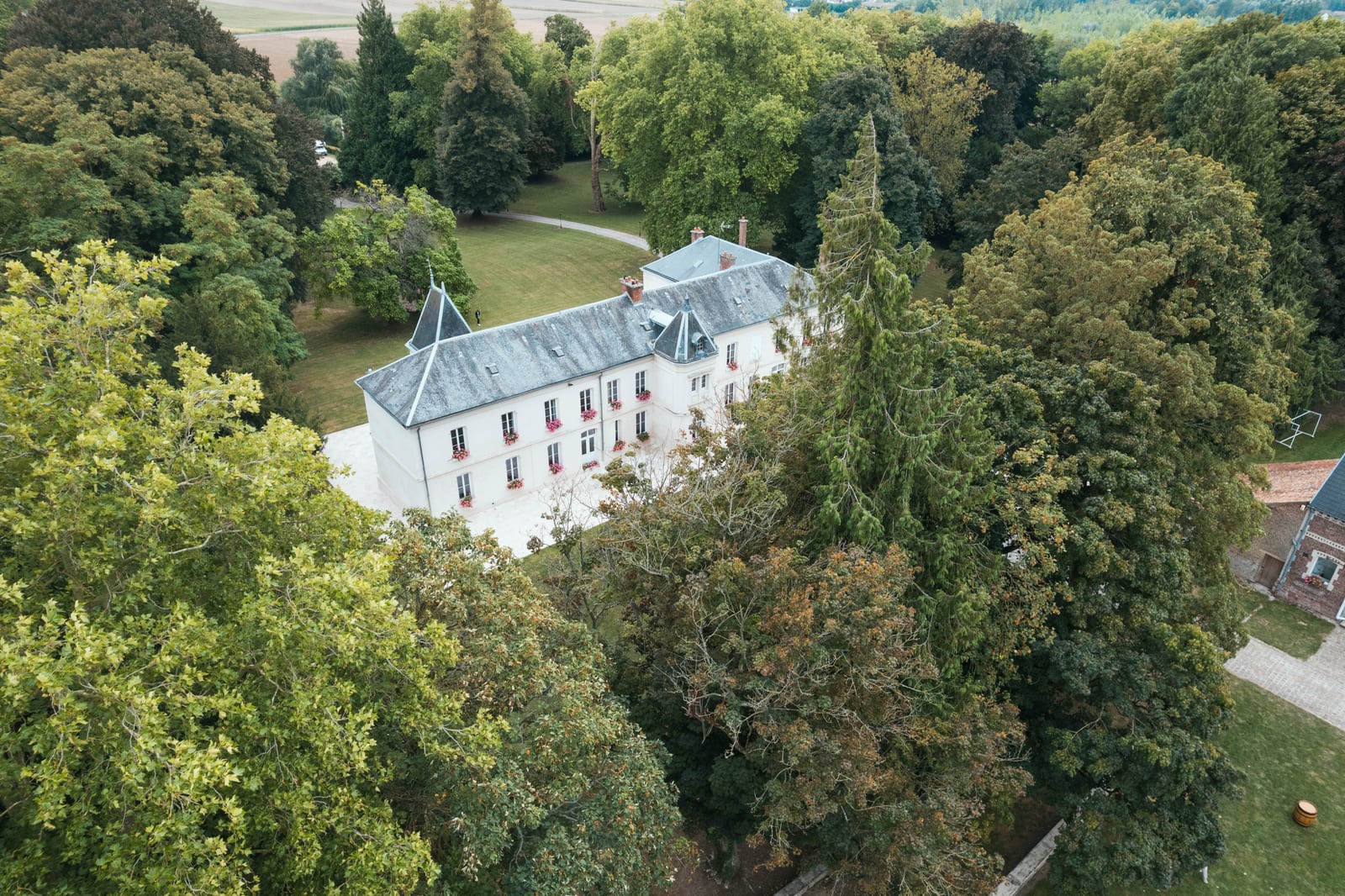 Vue drone aérienne du domaine du Château des Granges, parc et boisements environnants, mariage en Oise, Jaysphotography., mariage au Château des Granges, par Jean-Baptiste Argyre (Jaysphotography)