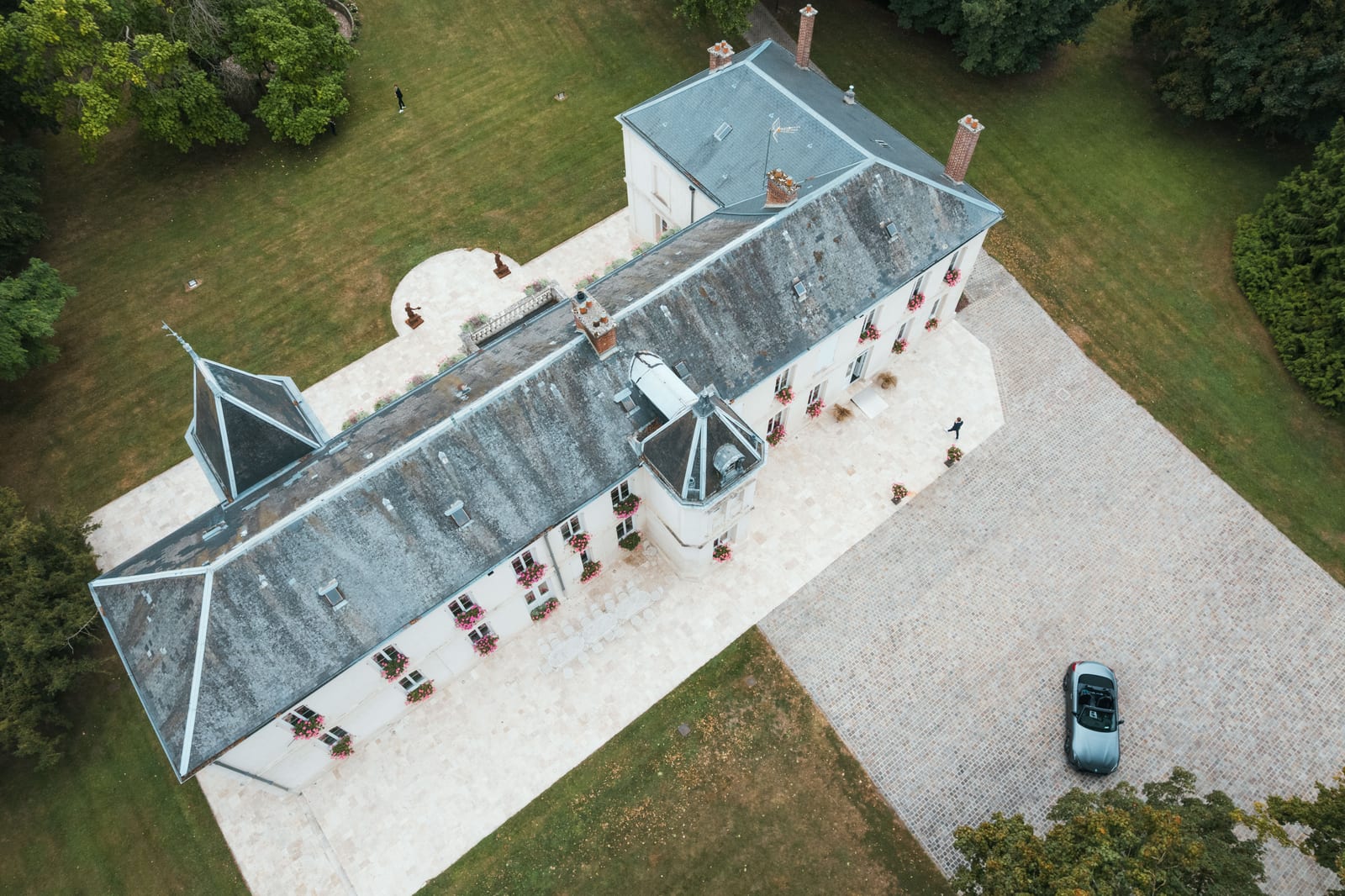 Photo de groupe, marié Thomas et garçons d'honneur dans le parc du Château des Granges, vin d'honneur, Jaysphotography., mariage au Château des Granges, par Jean-Baptiste Argyre (Jaysphotography)