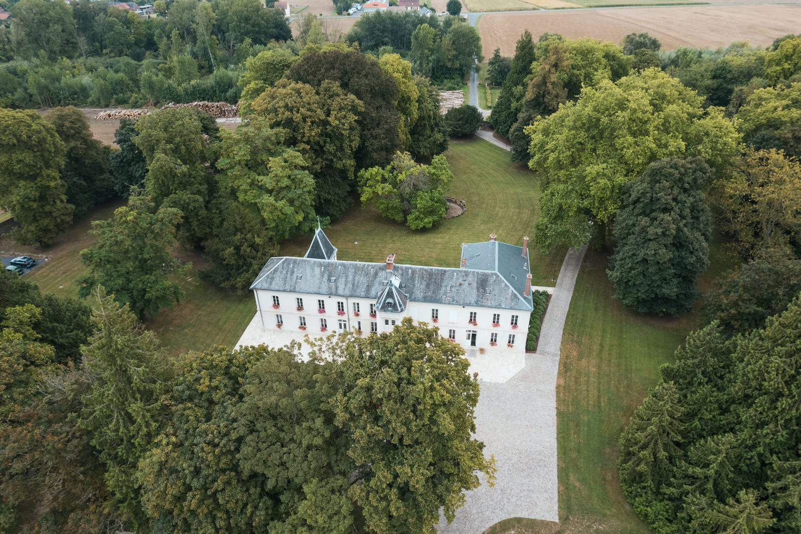 Groupe de demoiselles sautant et riant dans le parc du Château des Granges (Oise), vin d'honneur, photo Jaysphotography., mariage au Château des Granges, par Jean-Baptiste Argyre (Jaysphotography)