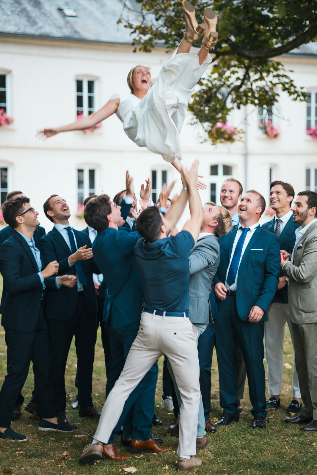Portrait naturel d'Inès seule avec son bouquet sur la pelouse du Château des Granges, vin d'honneur, photo mariage Jaysphotography., mariage au Château des Granges, par Jean-Baptiste Argyre (Jaysphotography)
