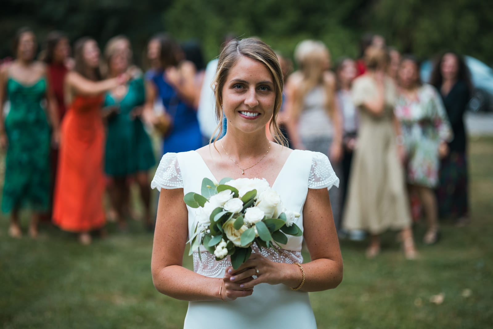 Invités avec accessoires borne photo Jays lors de la soirée mariage Thomas et Inès au Château des Granges (Oise), Jaysphotography., mariage au Château des Granges, par Jean-Baptiste Argyre (Jaysphotography)