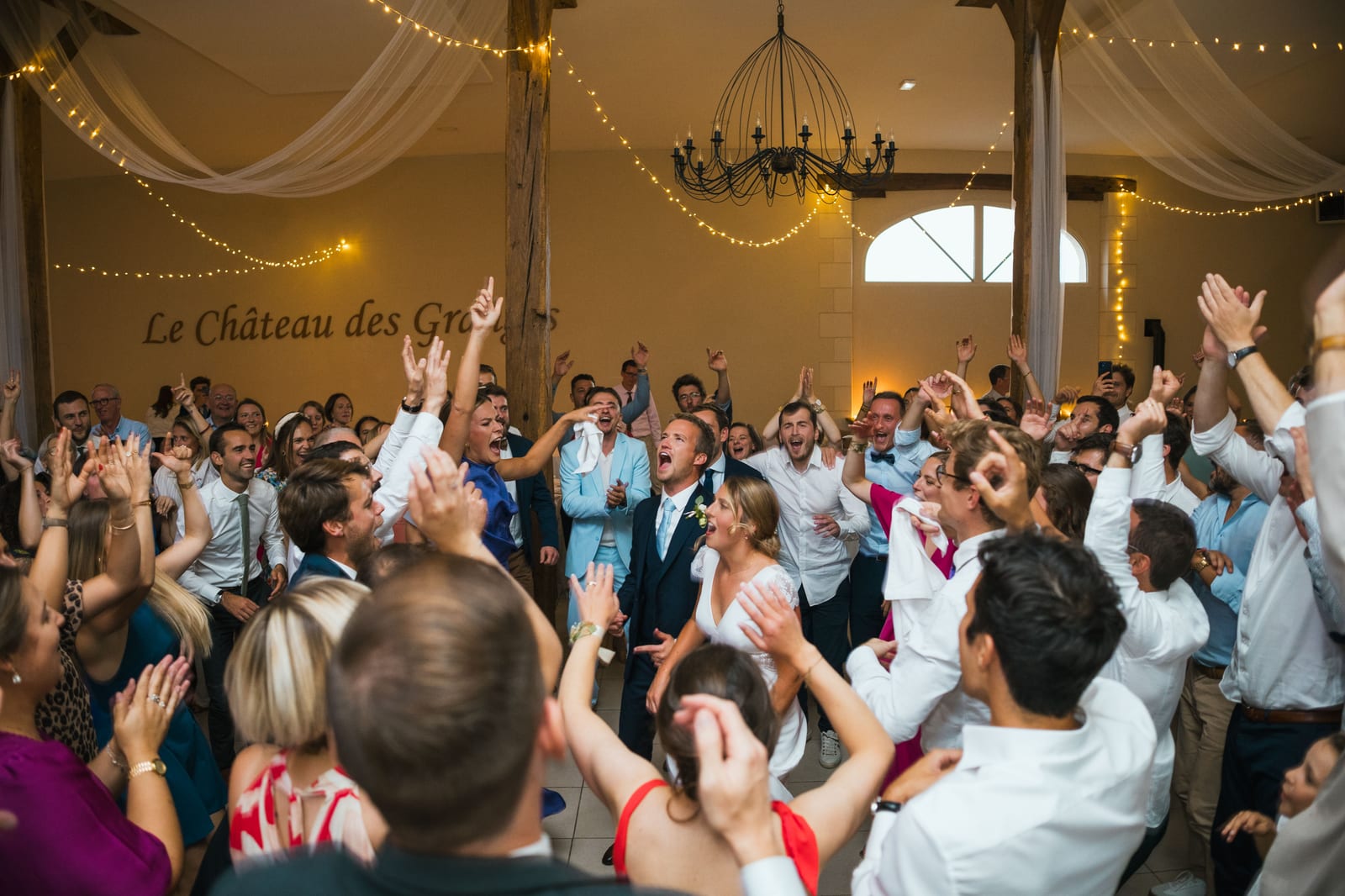 Foule sur la piste de danse, bras levés, soirée mariage Thomas et Inès au Château des Granges (Oise), Jaysphotography., mariage au Château des Granges, par Jean-Baptiste Argyre (Jaysphotography)