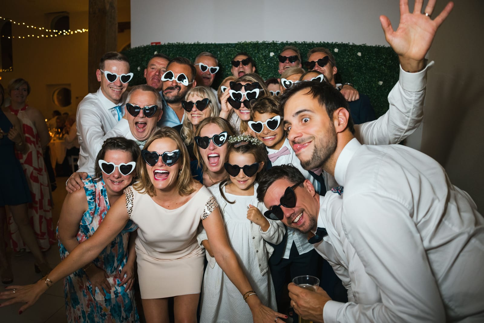 Thomas les bras levés au milieu des invités, ambiance festive de fin de soirée au Château des Granges, Jaysphotography., mariage au Château des Granges, par Jean-Baptiste Argyre (Jaysphotography)