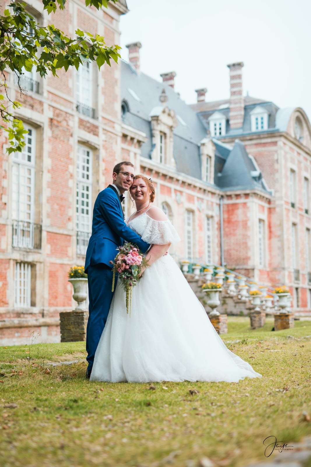 Couple s'embrassant dans le parc du château, mariage au Château de Sorel, par Jean-Baptiste Argyre (Jaysphotography)