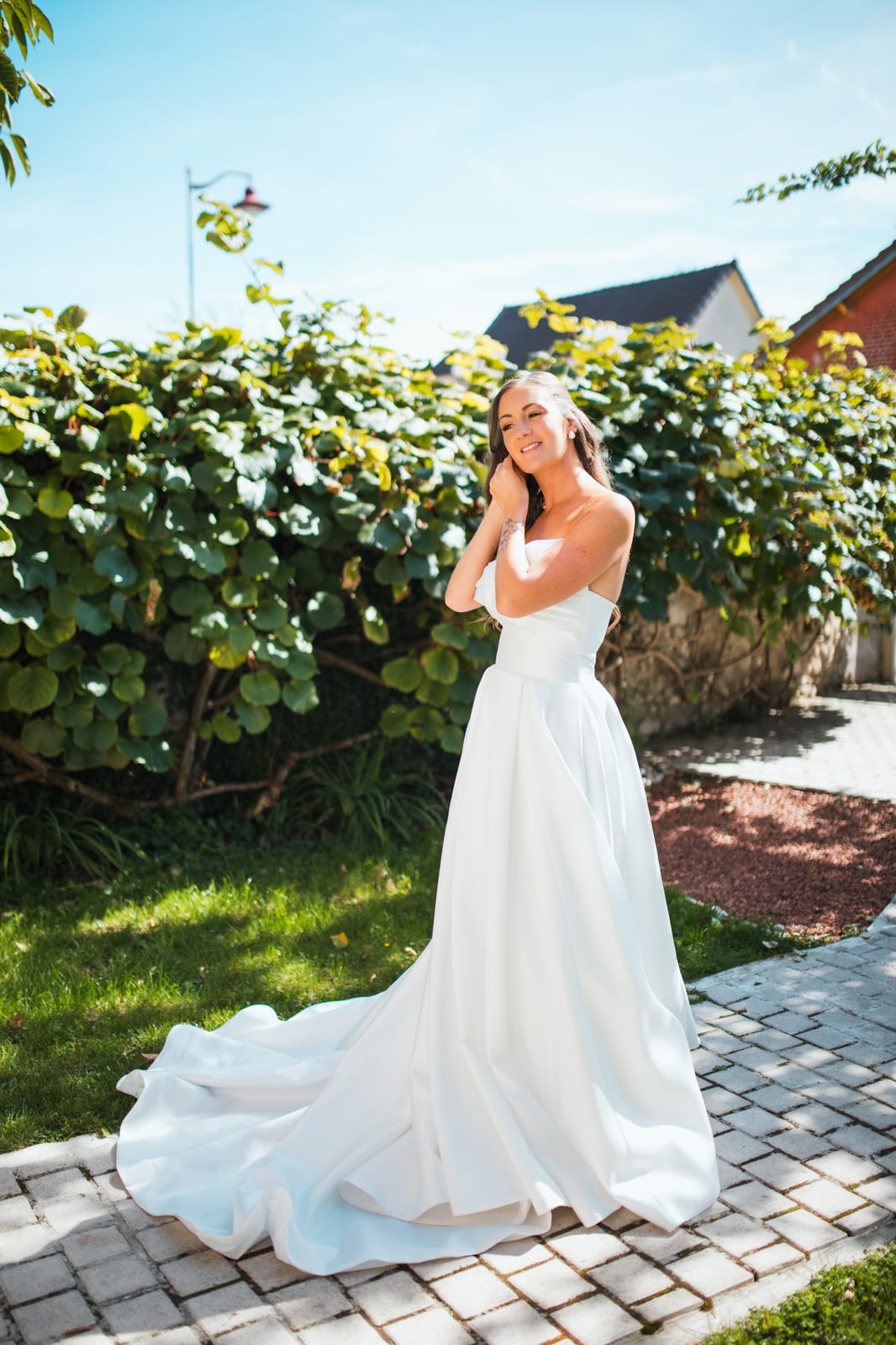 Wendy entourée de ses demoiselles d'honneur en robes noires longues, complicité souriante, extérieur château, mariage au Château de Lamorlaye, par Jean-Baptiste Argyre (Jaysphotography)