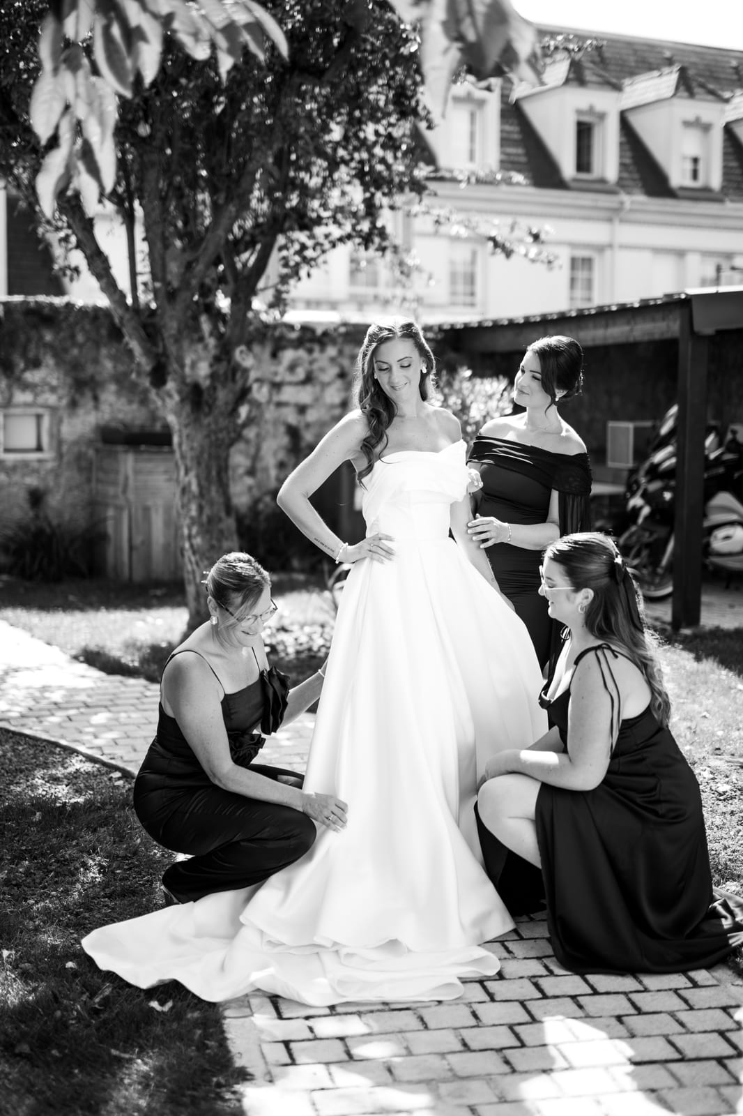 Groupe du cortège avec accessoires et rubans, ambiance festive avant la cérémonie, extérieur château, mariage au Château de Lamorlaye, par Jean-Baptiste Argyre (Jaysphotography)