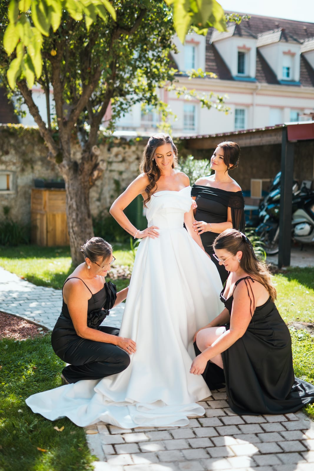 Panneau de bienvenue du Château de Lamorlaye avec les prénoms Wendy et Daniel, décoration florale blanche en fond de salle, mariage au Château de Lamorlaye, par Jean-Baptiste Argyre (Jaysphotography)