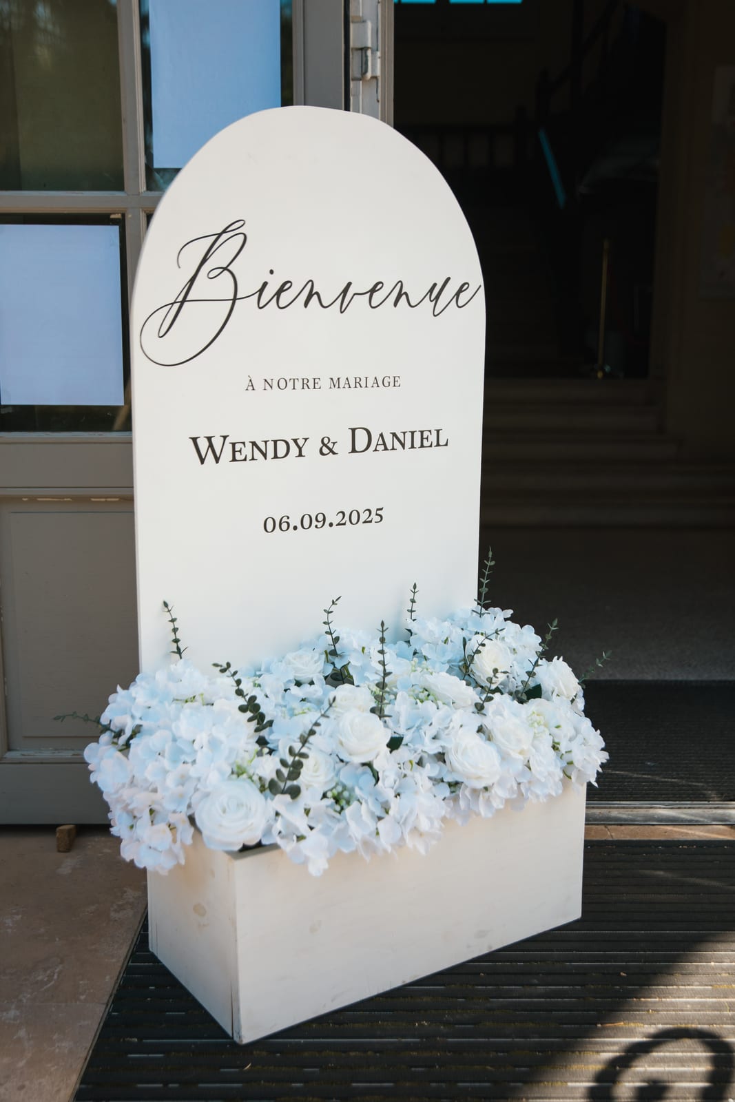 Wendy et Daniel en portrait devant la vieille voiture noire, robe blanche et carrosserie sombre, lumière dorée de septembre, mariage au Château de Lamorlaye, par Jean-Baptiste Argyre (Jaysphotography)