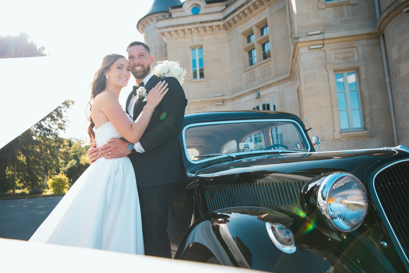 Wendy et Daniel sur la pelouse du château, atmosphère détendue du vin d'honneur, château visible en arrière-plan, mariage au Château de Lamorlaye, par Jean-Baptiste Argyre (Jaysphotography)