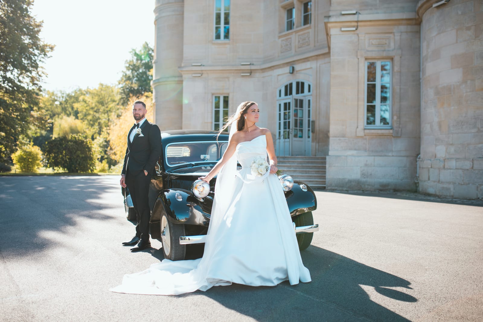 Wendy et Daniel en portrait dans les espaces extérieurs du château, lumière de fin d'après-midi de septembre rasant la pierre claire, mariage au Château de Lamorlaye, par Jean-Baptiste Argyre (Jaysphotography)