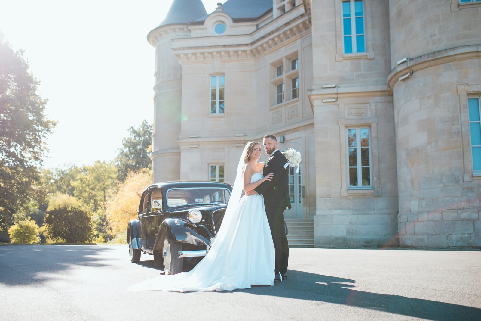 Wendy et Daniel enlacés dans les espaces extérieurs du château, portrait naturel sous la lumière dorée de septembre, mariage au Château de Lamorlaye, par Jean-Baptiste Argyre (Jaysphotography)