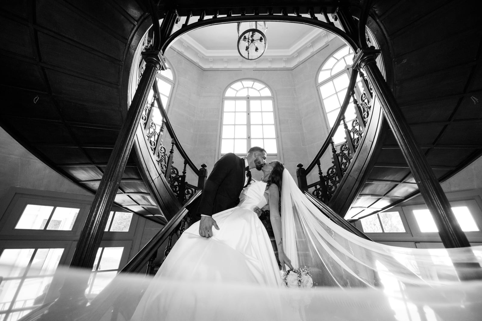 Photo de groupe des invités sur le pont ou les pelouses du château, ambiance du vin d'honneur, château visible en fond, mariage au Château de Lamorlaye, par Jean-Baptiste Argyre (Jaysphotography)