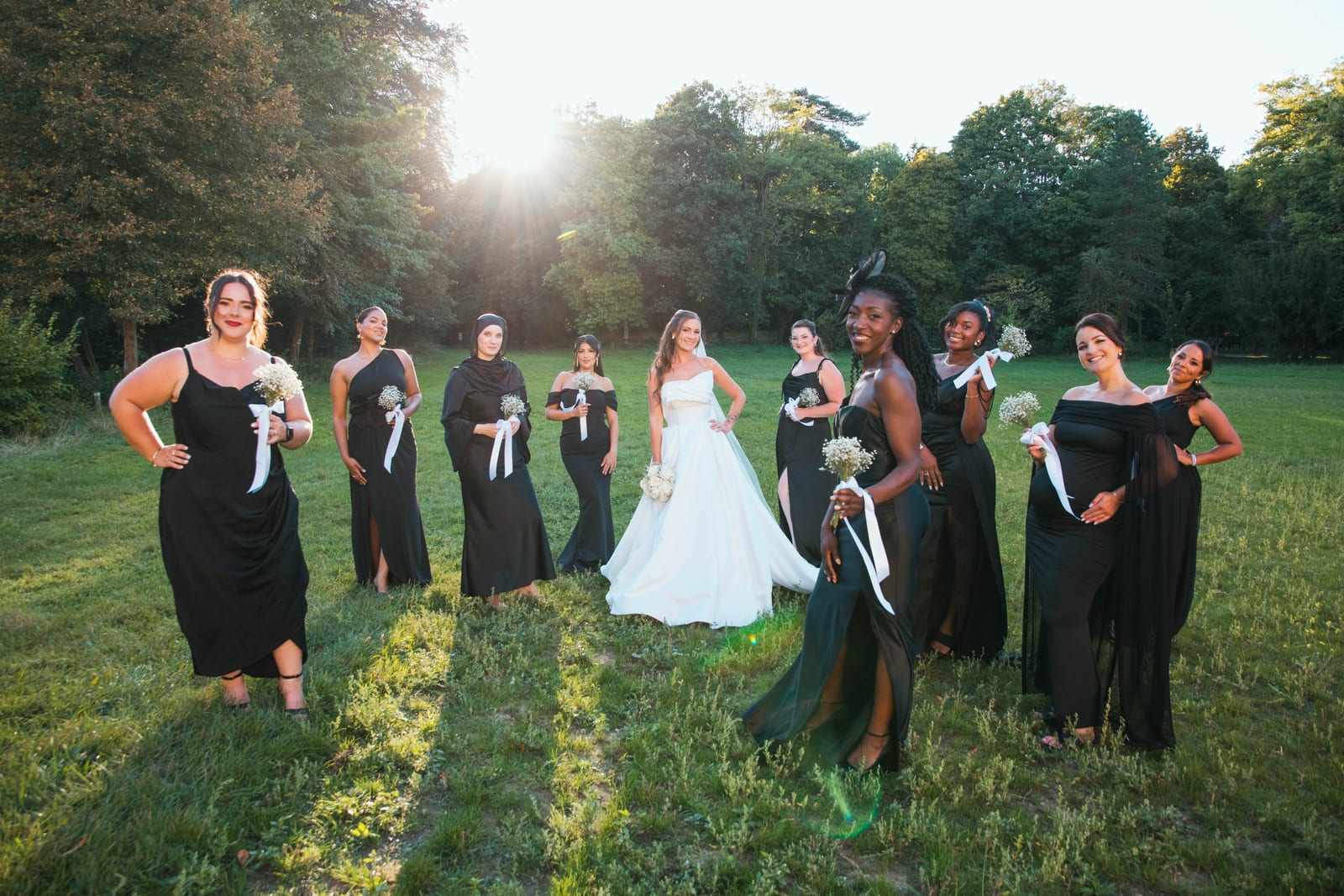 Wendy avec ses demoiselles d'honneur, complicité et sourires, pelouses du Château de Lamorlaye en arrière-plan, mariage au Château de Lamorlaye, par Jean-Baptiste Argyre (Jaysphotography)