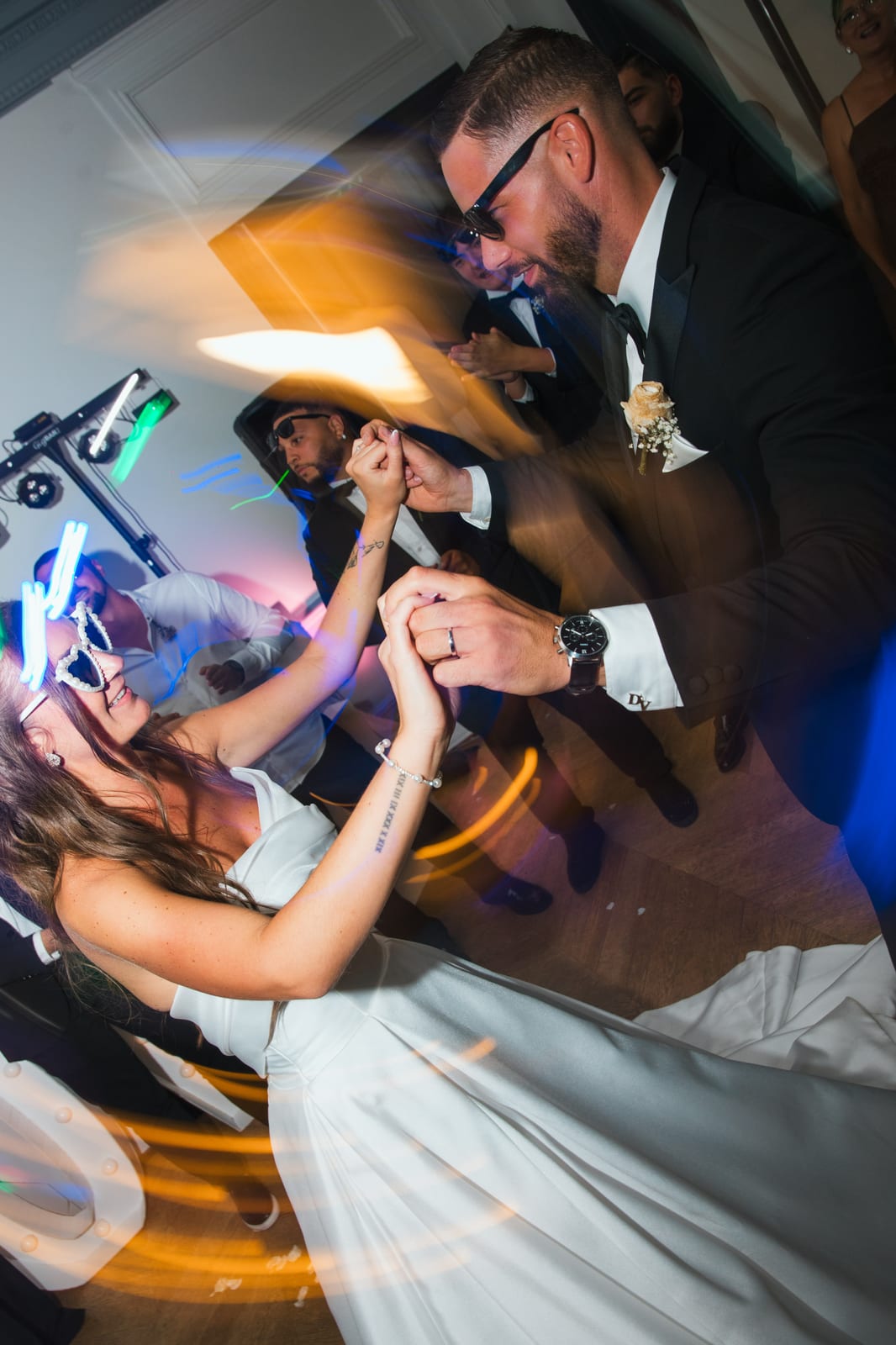 Invités sur la piste lors de la soirée, néons colorés et ambiance festive, énergie collective de fin de nuit, mariage au Château de Lamorlaye, par Jean-Baptiste Argyre (Jaysphotography)