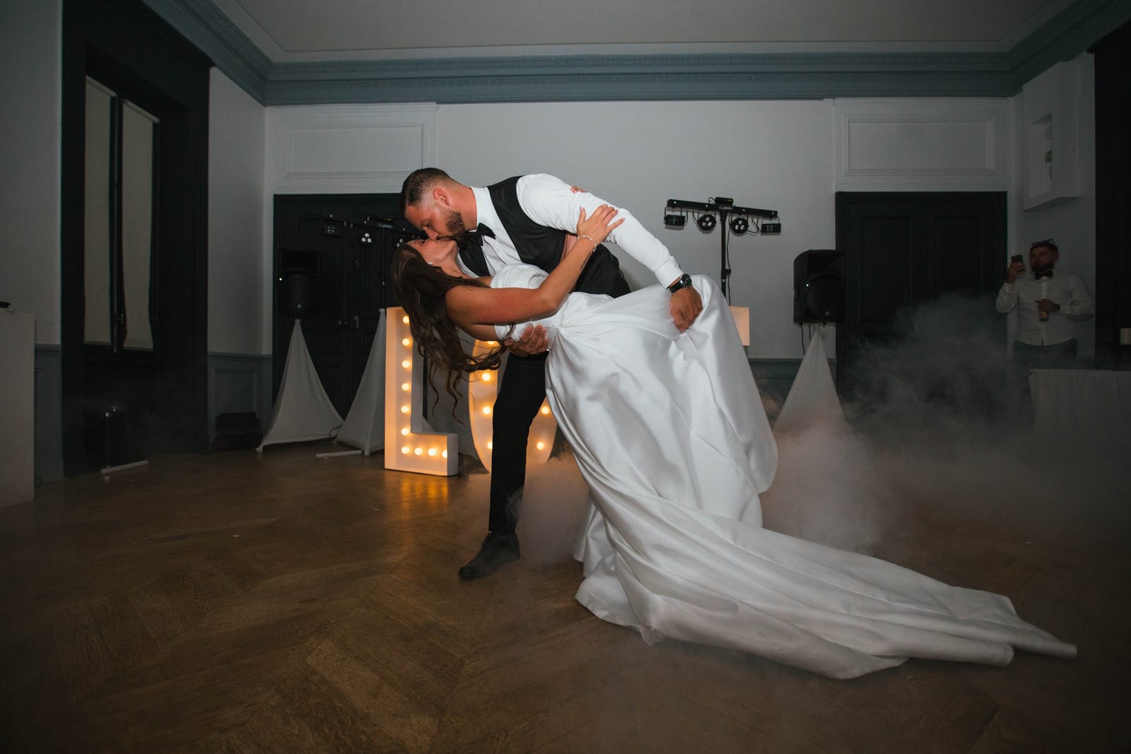 Ambiance festive de soirée, invités en mouvement, lumières d'ambiance et énergie collective de la piste, mariage au Château de Lamorlaye, par Jean-Baptiste Argyre (Jaysphotography)