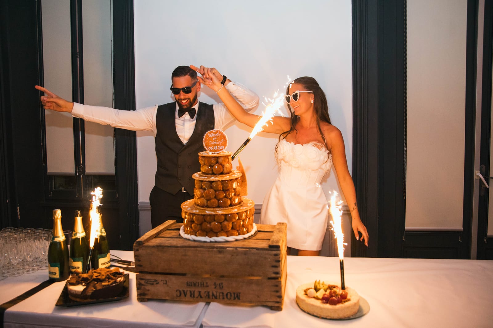 Gâteau de mariage de Wendy et Daniel présenté sur sa table, décoration florale assortie au thème noir et blanc, mariage au Château de Lamorlaye, par Jean-Baptiste Argyre (Jaysphotography)