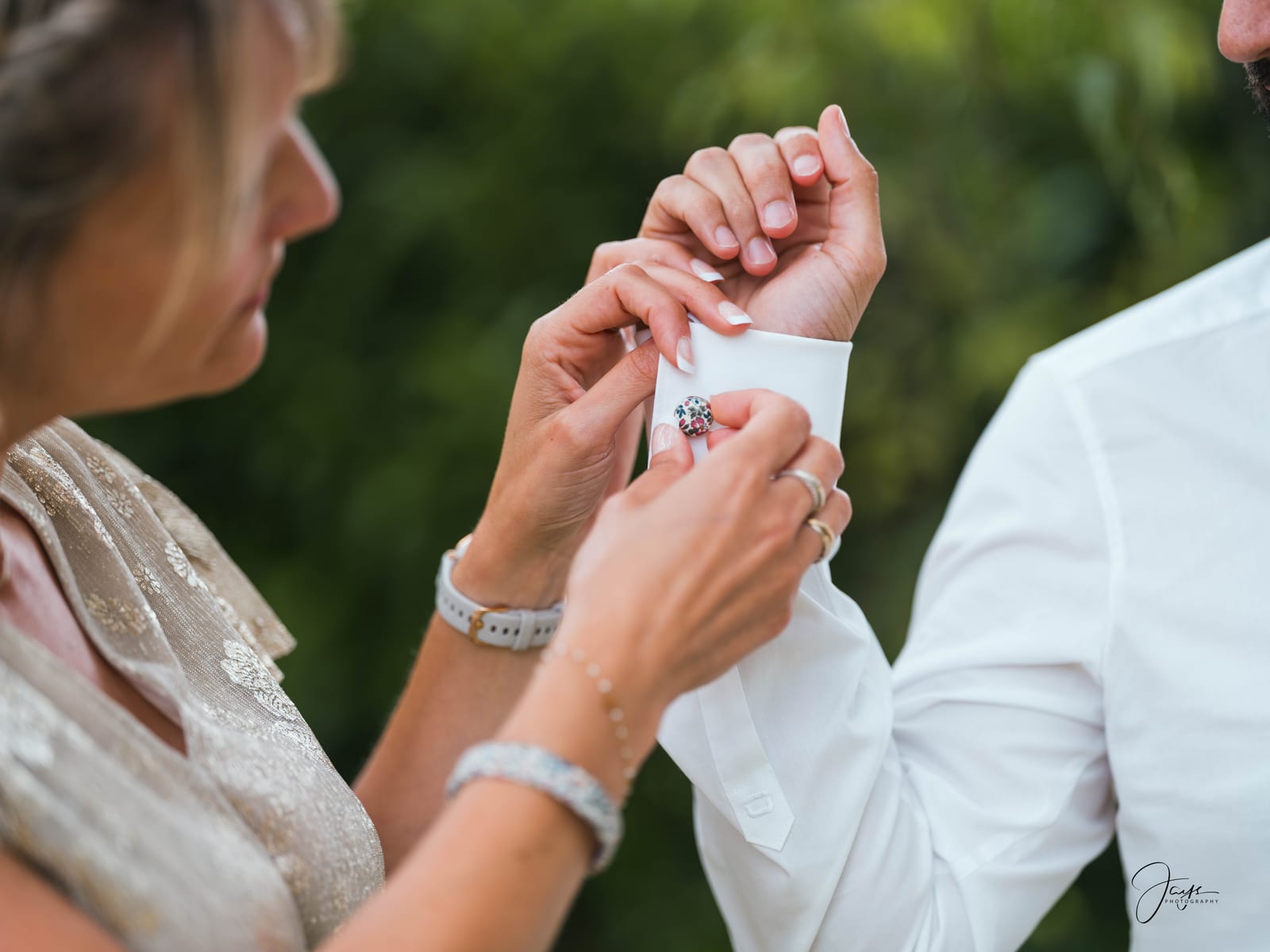 Mains de Yohan et Julie échangeant les alliances lors de la cérémonie au Domaine de la Croix Sauvalle, mariage au Domaine de la Croix Sauvalle, par Jean-Baptiste Argyre (Jaysphotography)