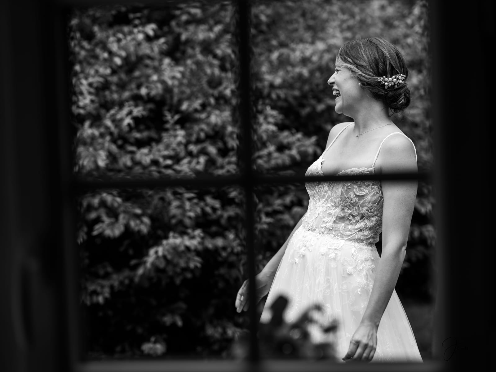 Portrait en noir et blanc de Julie à la fenêtre lors des préparatifs, Domaine de la Croix Sauvalle, mariage au Domaine de la Croix Sauvalle, par Jean-Baptiste Argyre (Jaysphotography)