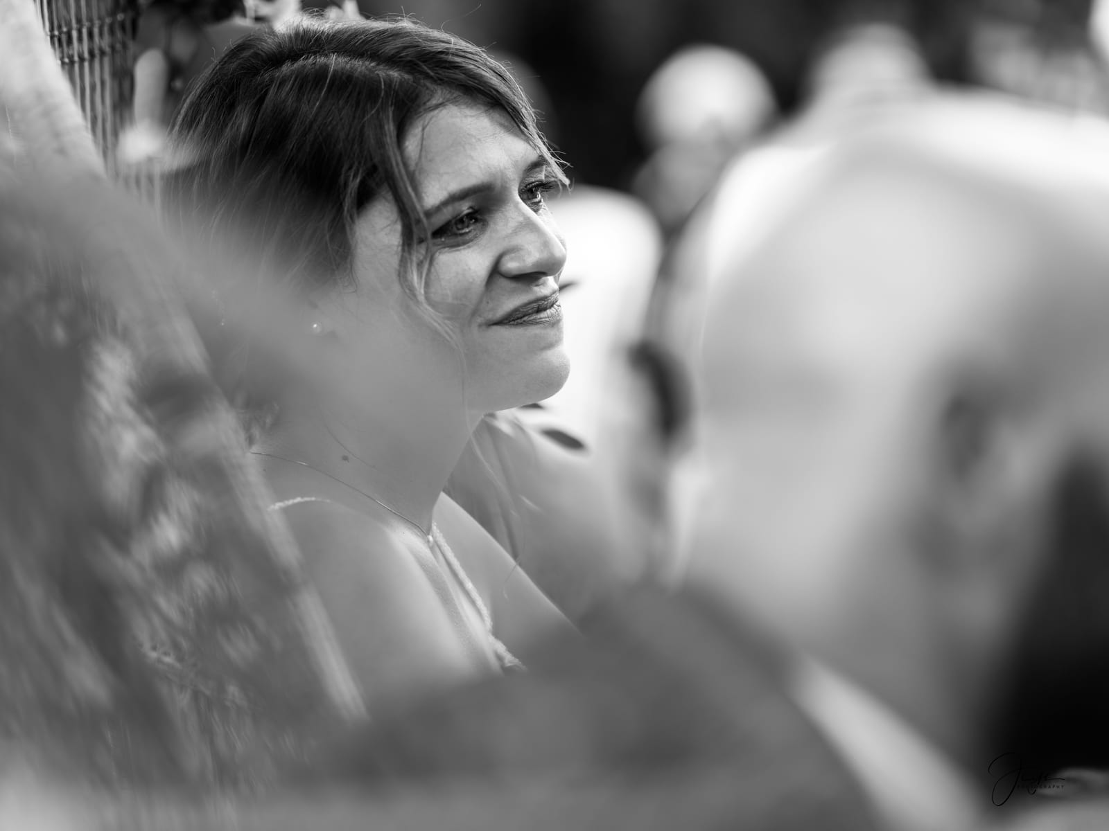 Cérémonie laïque en noir et blanc, Julie émue devant les invités au Domaine de la Croix Sauvalle, mariage au Domaine de la Croix Sauvalle, par Jean-Baptiste Argyre (Jaysphotography)