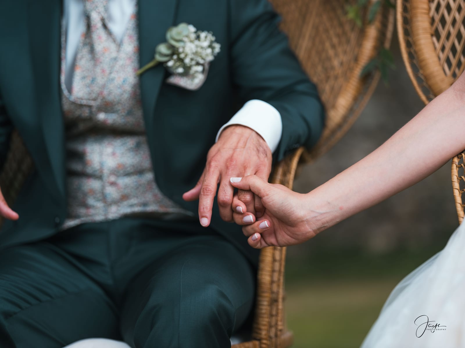 Gros plan sur la boutonnière de Yohan et le bouquet de Julie lors de la cérémonie, mariage au Domaine de la Croix Sauvalle, par Jean-Baptiste Argyre (Jaysphotography)