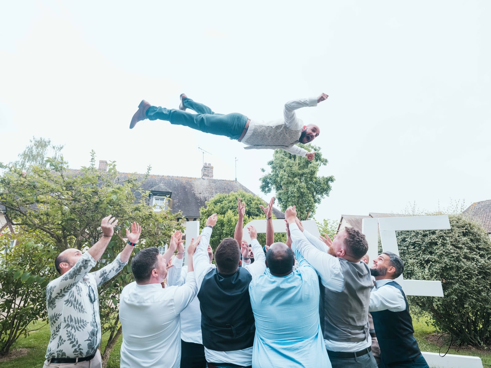 Garçons d'honneur en plein saut acrobatique dans le parc du Domaine de la Croix Sauvalle, mariage au Domaine de la Croix Sauvalle, par Jean-Baptiste Argyre (Jaysphotography)